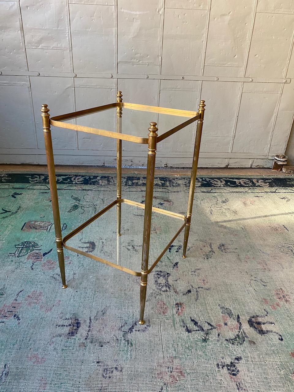 French Two-Tier Neo-Classical Style End Table with Clear Glass Shelves For Sale 2