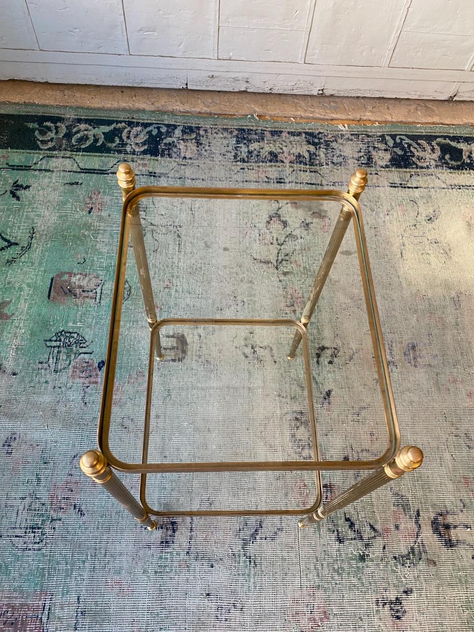 French Two-Tier Neo-Classical Style End Table with Clear Glass Shelves In Good Condition For Sale In Buchanan, NY