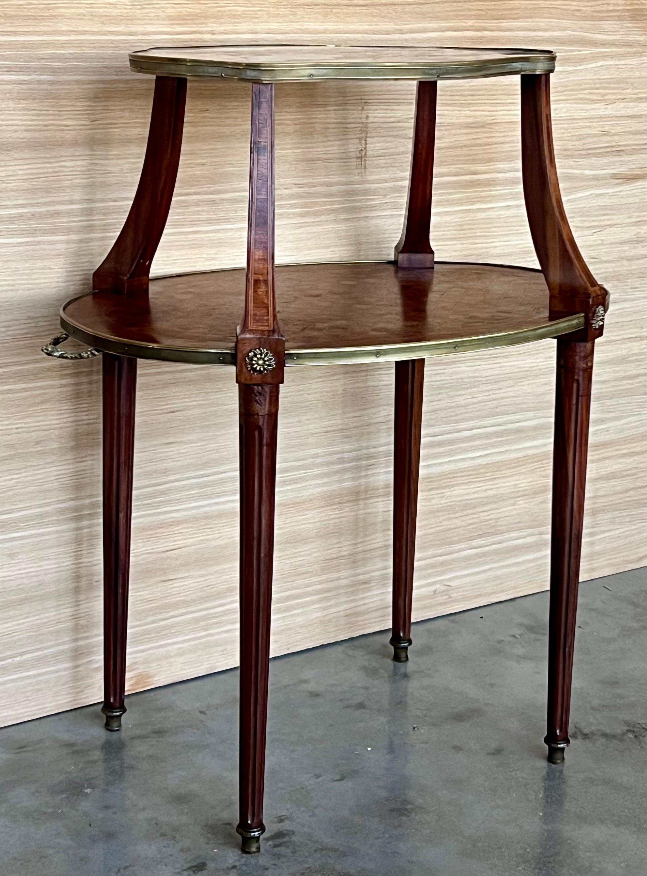 Stand à dessert à deux étages en acajou de style Louis XVI Bon état - En vente à Miami, FL