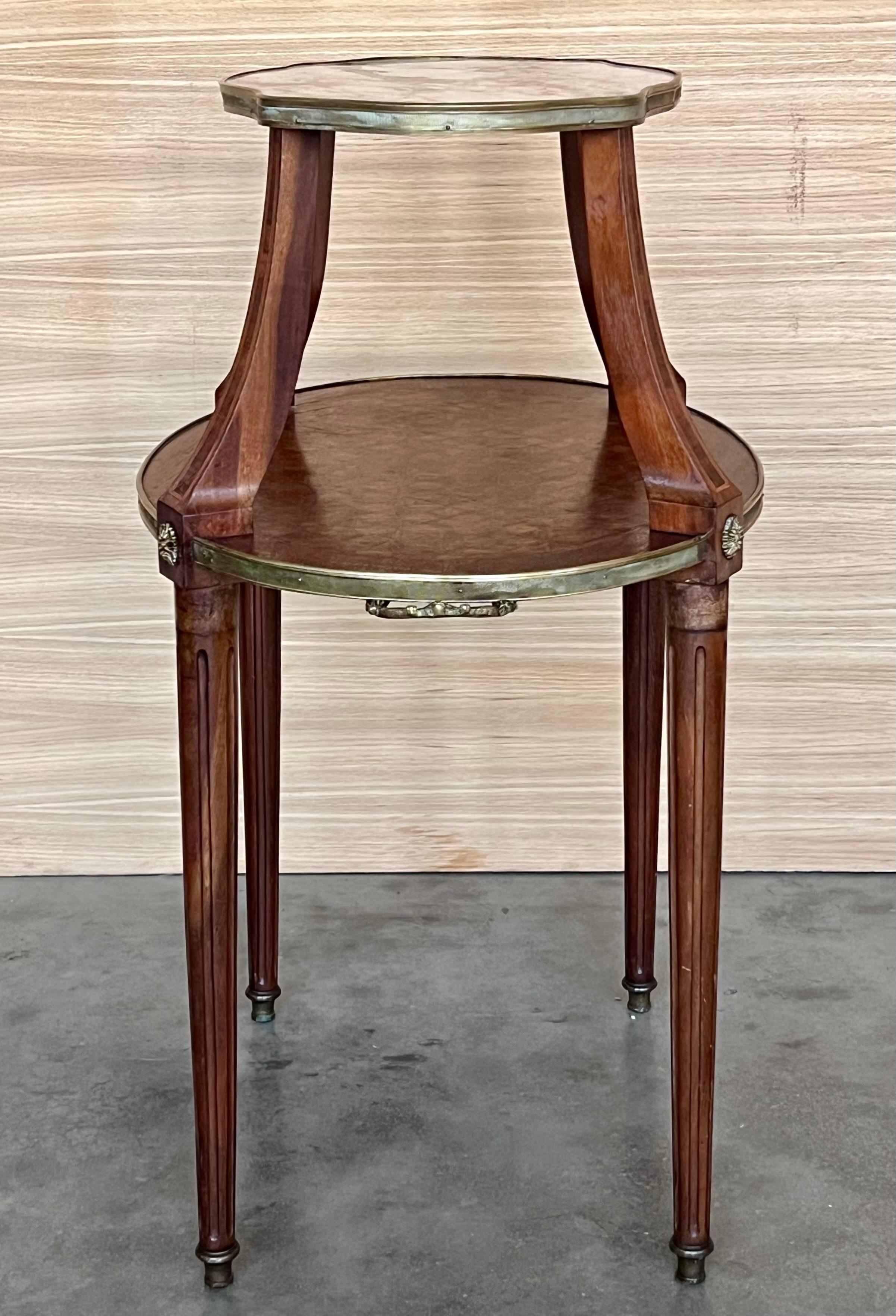 Stand à dessert à deux étages en acajou de style Louis XVI en vente 1