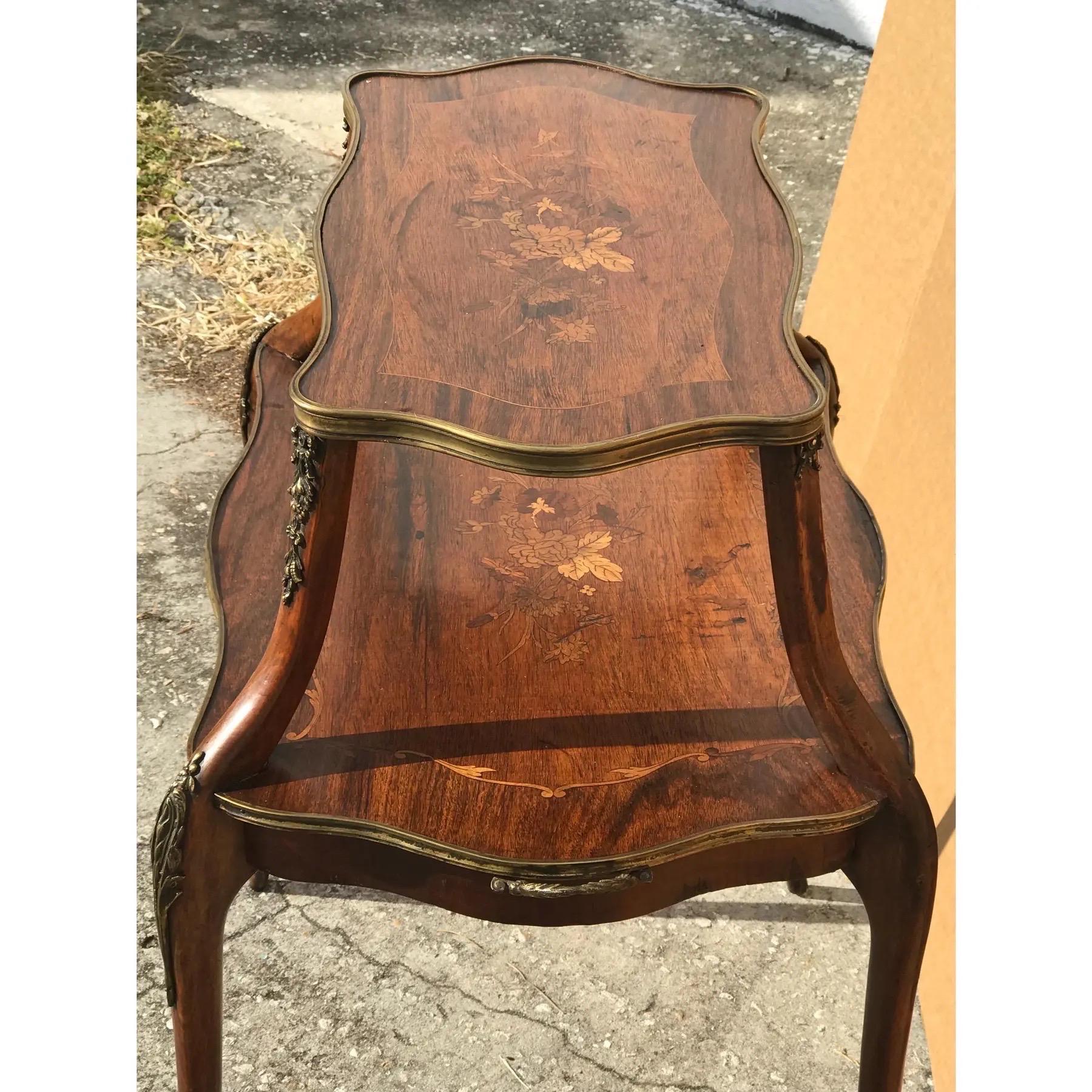 Mesa bandeja francesa de dos pisos con incrustaciones Art Nouveau en venta