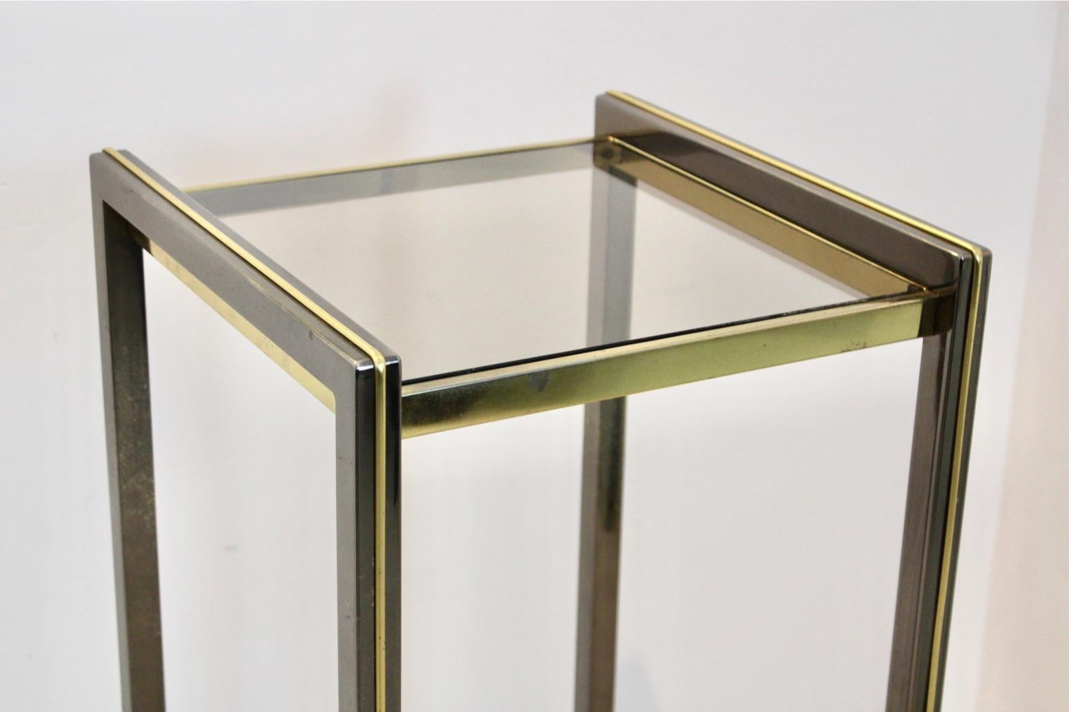 Francese Console francese con piedistallo a due piani della Maison Jansen con accenti in ottone in vendita