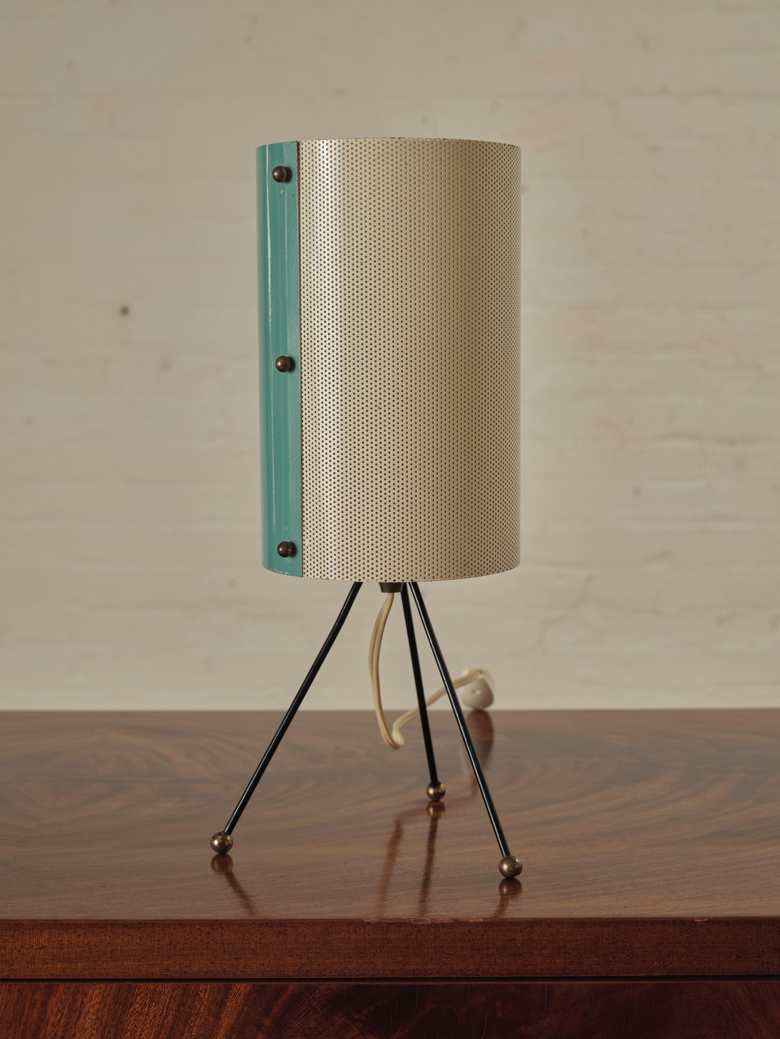 Lampe de table tripode bicolore française Attr. à Mathieu Matégot Bon état - En vente à Long Island City, NY