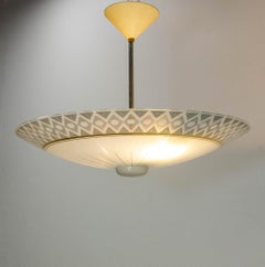 Araña francesa de techo de cristal y latón, circa 1950