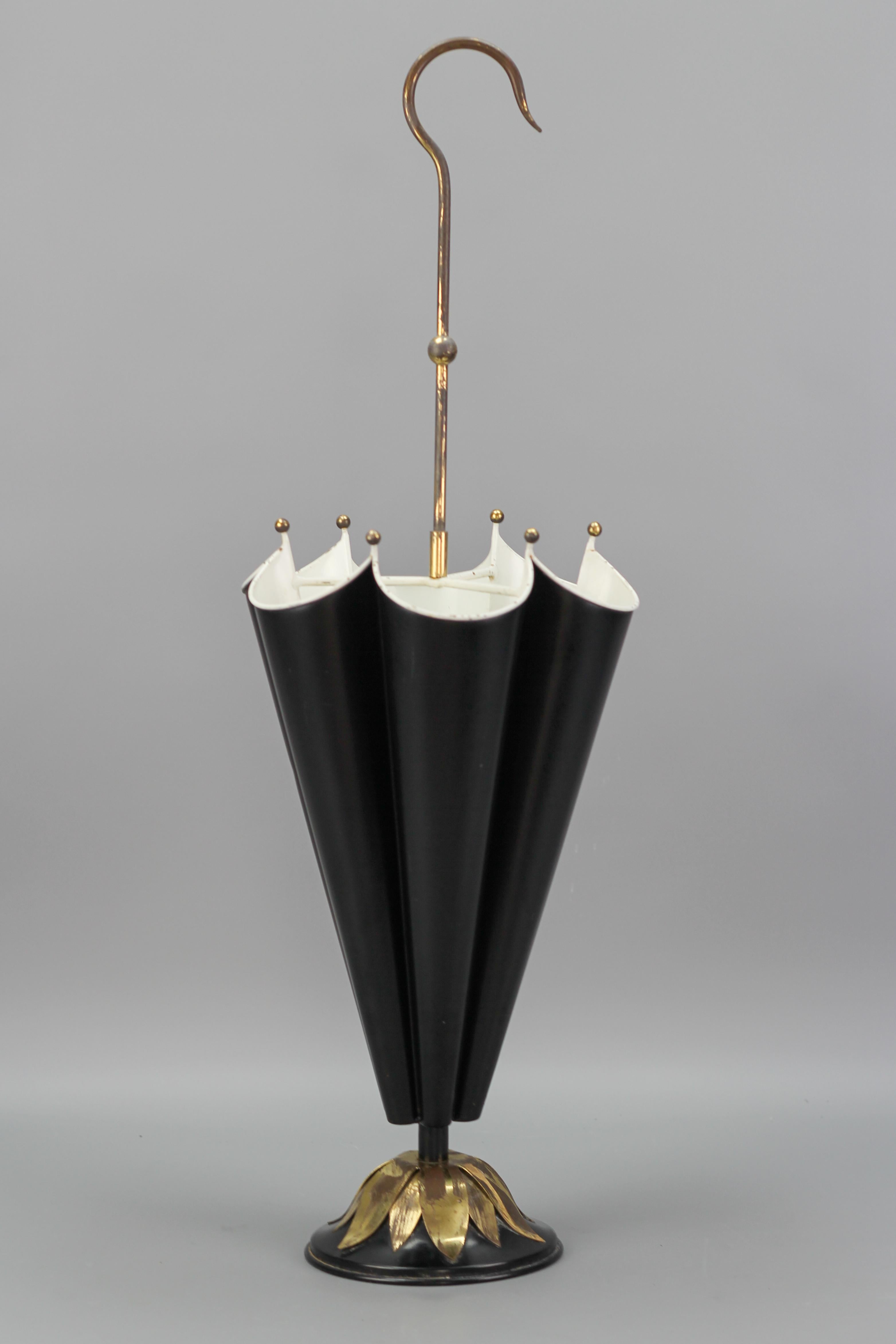 French Umbrella-Shaped Black and White Metal and Brass Umbrella Stand In Good Condition For Sale In Barntrup, DE