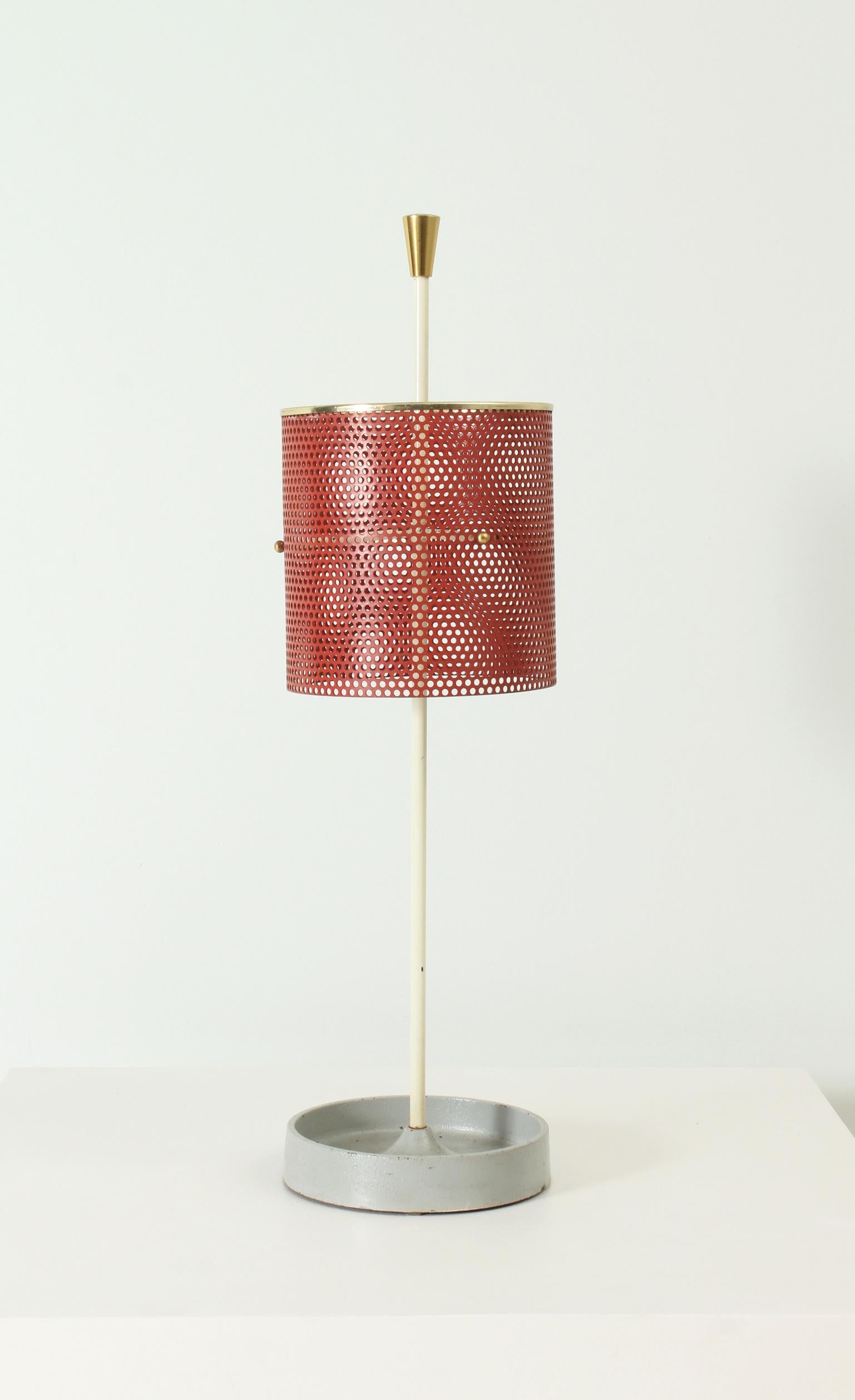 Porte-parapluies français en rigitule des années 1950. Concepteur inconnu mais à la manière des œuvres de Mategot. Laiton, métal laqué et tôle perforée.