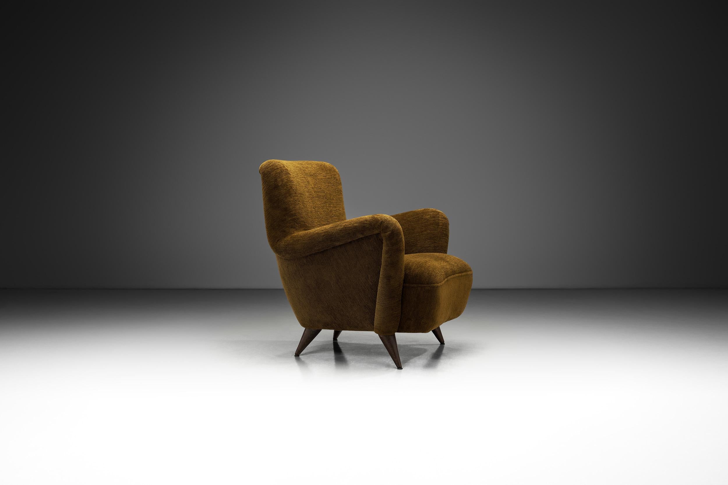 French Upholstered Armchair with Turned Maple Legs, France 1950s In Good Condition For Sale In Utrecht, NL
