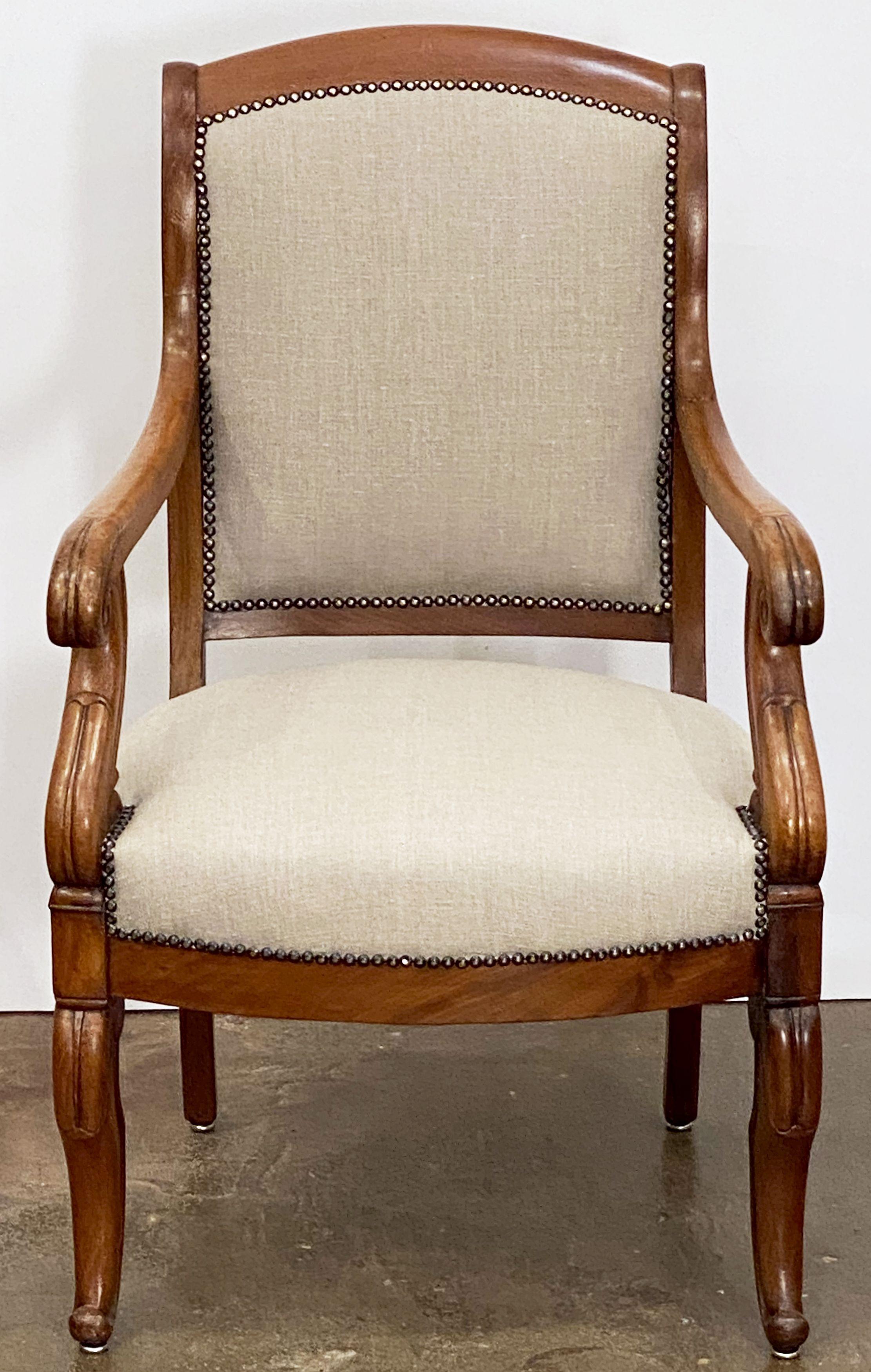 20ième siècle Fauteuil ou fauteuil de salon français tapissé en noyer en vente