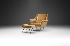 Fauteuil de salon tapissé français avec pouf, France, années 1960