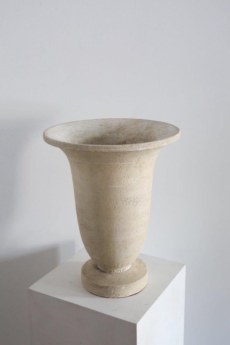 Classic urn shaped uplighter in mottled plaster. 

With the a carved stone finish. 

France 1940s. 