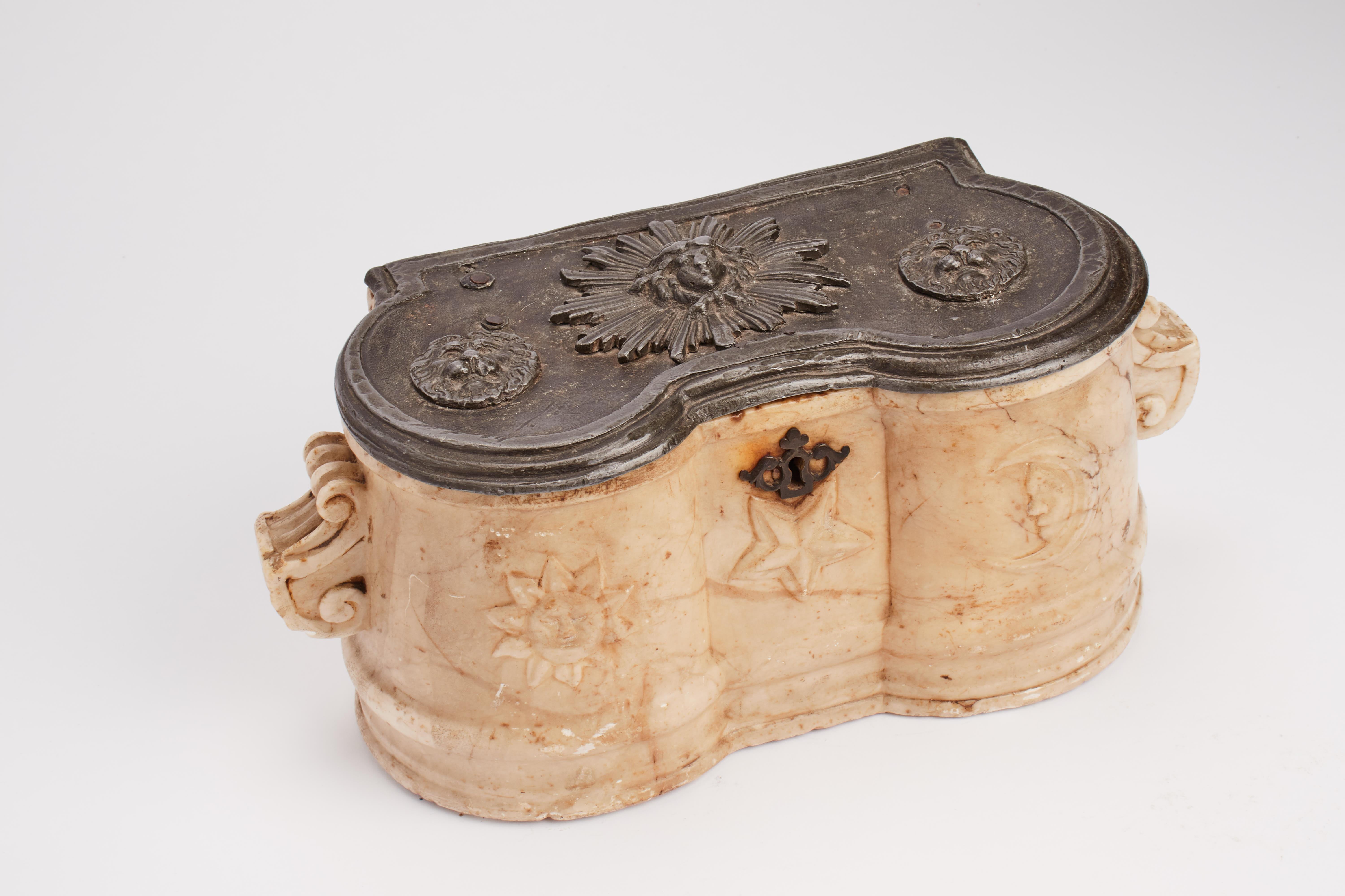Une urne �à orgue (souvent appelée coffret à viscères ou boîte à entrailles), datant de l'époque Louis XIV (seconde moitié du XVIIe siècle). Il s'agit d'un contenant funéraire utilisé pour conserver les organes internes d'un défunt - généralement de