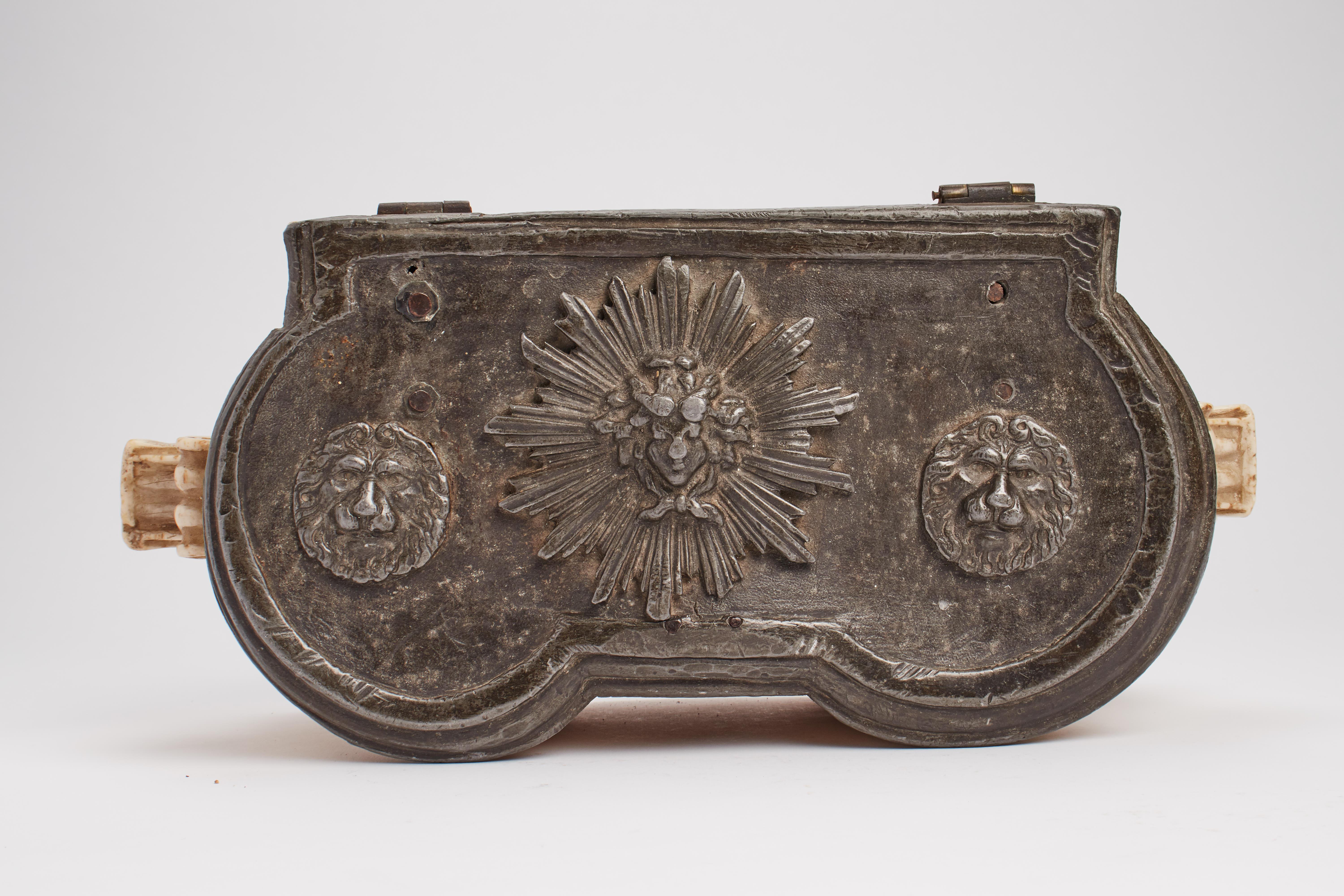 XVIIIe siècle et antérieur Urne française en marbre et plomb, époque Louis XIV. France 17ème siècle. en vente