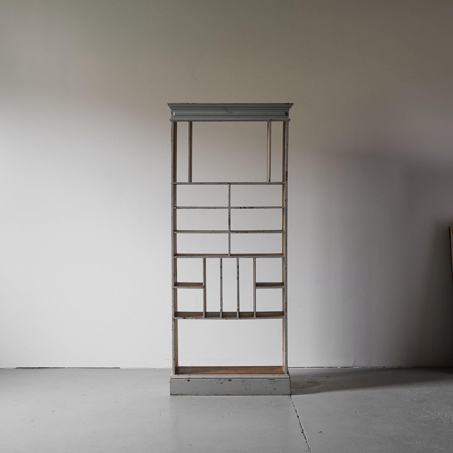 Scaffale free standing infinitamente utile. 

Francia anni '20.

H. 172 cm x L. 73,5 cm x P. 28,5 cm