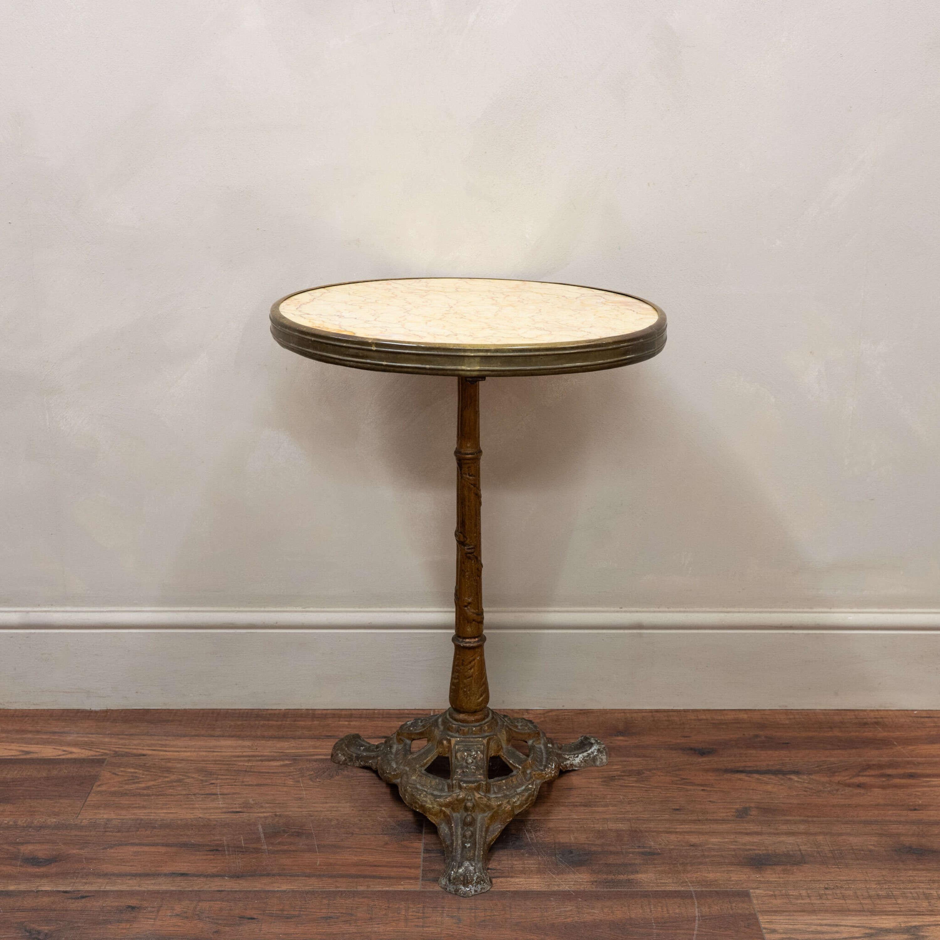 Tavolo da bistrot in marmo di Valenzia con piano bordato in ottone e base decorativa in ghisa verniciata.
Robusto e tutto originale.

Francia, circa 1930.

Altezza -70,5 cm
Diametro - 50,5 cm
Per favore, scrivete un messaggio se avete bisogno di