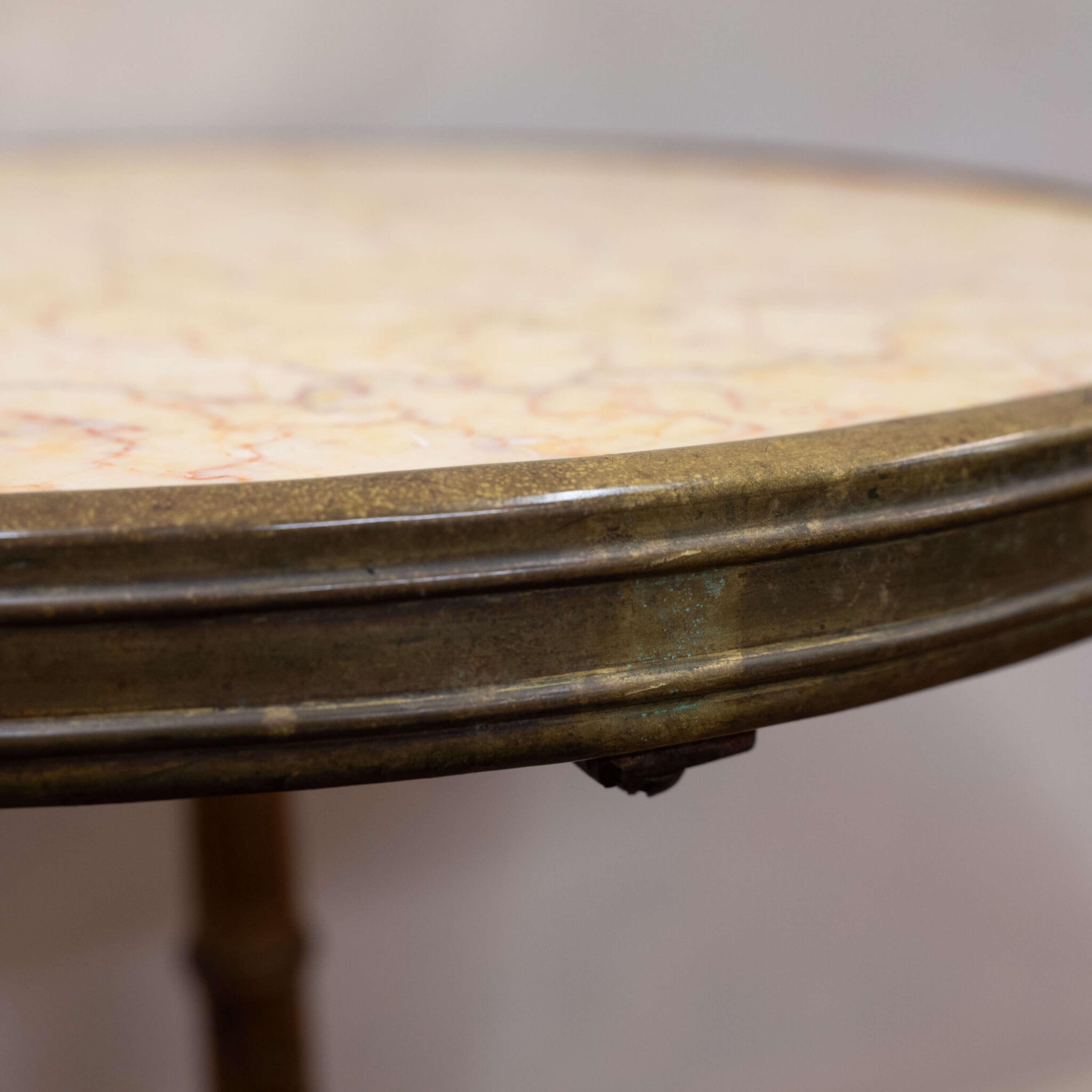 XX secolo Tavolo da bistrot francese con bordo in marmo e ottone di Valenzia del 1930 circa in vendita