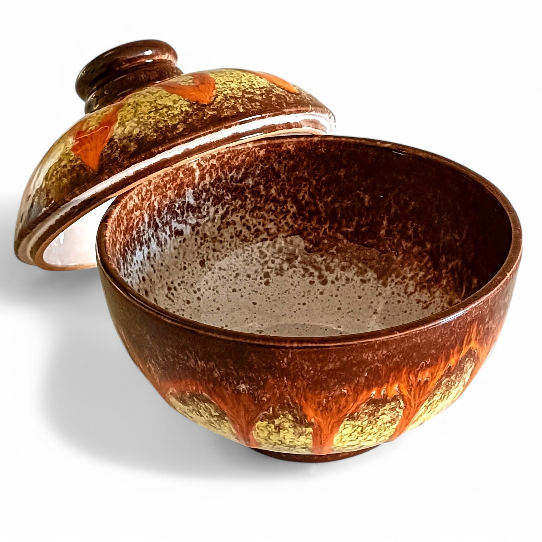 Cuenco con tapa de mayólica francesa Vallauris Fat Lava Decor, años 50 7