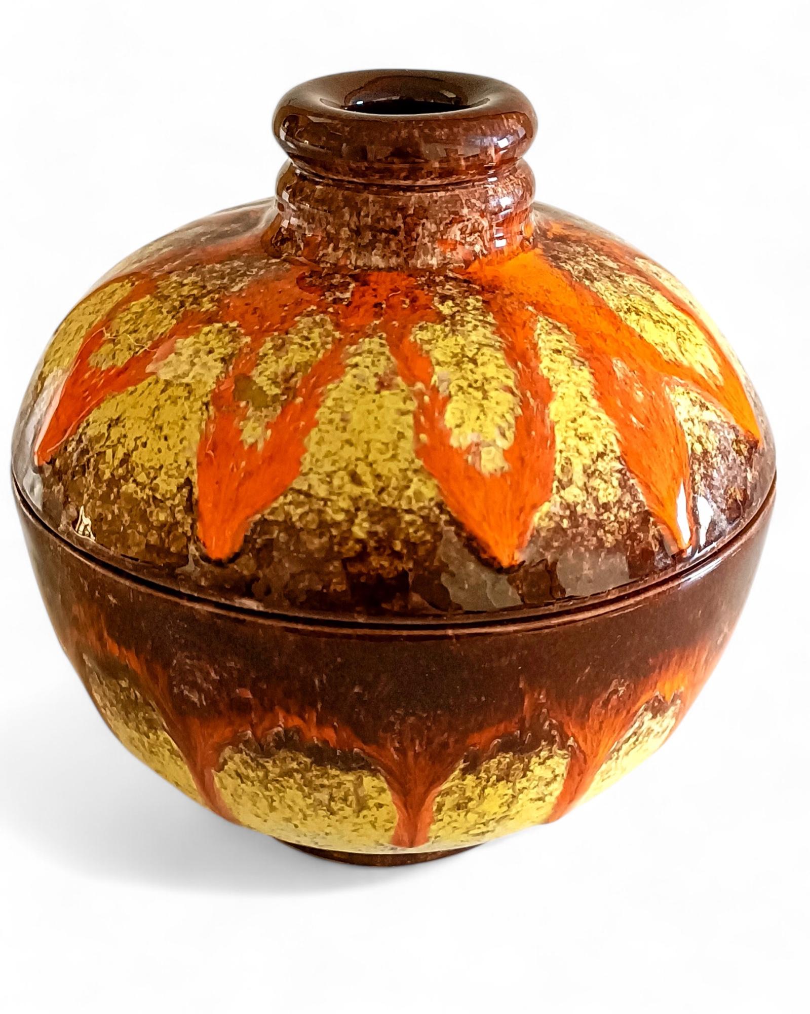 Cuenco con tapa de mayólica francesa Vallauris Fat Lava Decor, años 50 Moderno de mediados de siglo