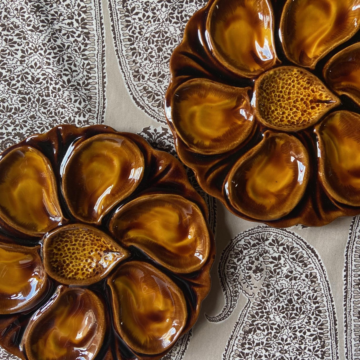 Superbe service d'huîtres de Vallauris, avec différentes nuances de brun et de pêche.
Le plateau mesure 17,3 X 11,4 pouces.

Les assiettes ne sont pas signées, le plateau est signé.


