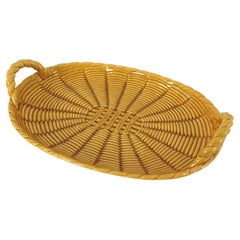 Plat ovale Vallauris en céramique jaune à motif de vannerie