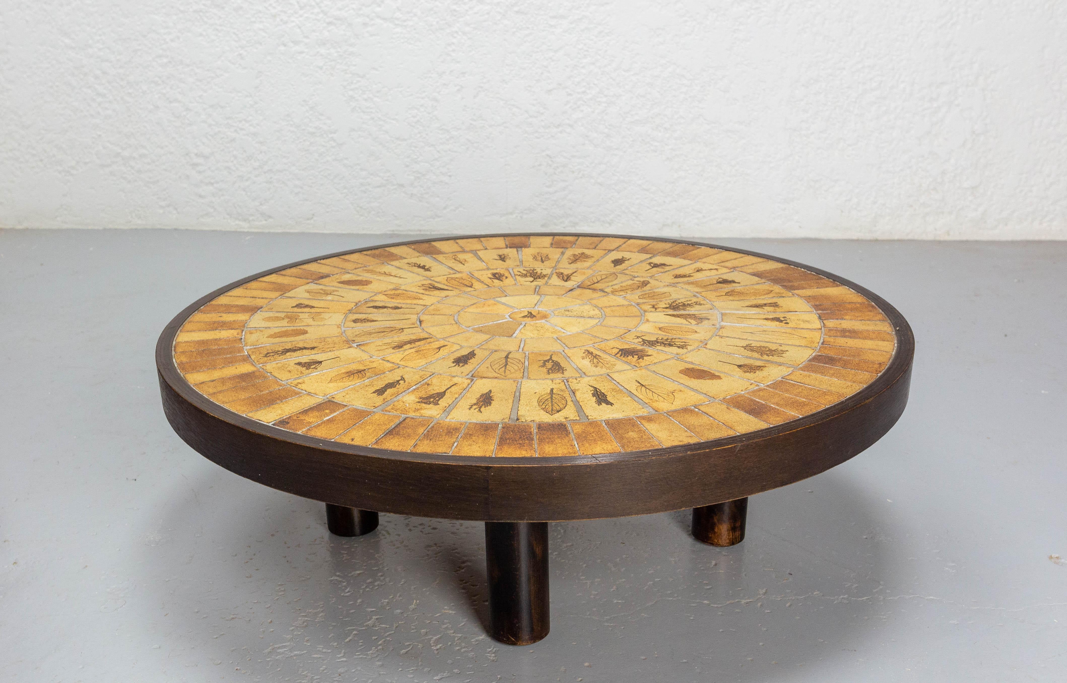 Round coffee table with faience top signed Roger Capron and made in Vallauris.
This table comes from the 'Garrigue' serie and has an elegant designed top that is equipped with organic, floral motives.
French, midcentury
Ceramic and wood

Good