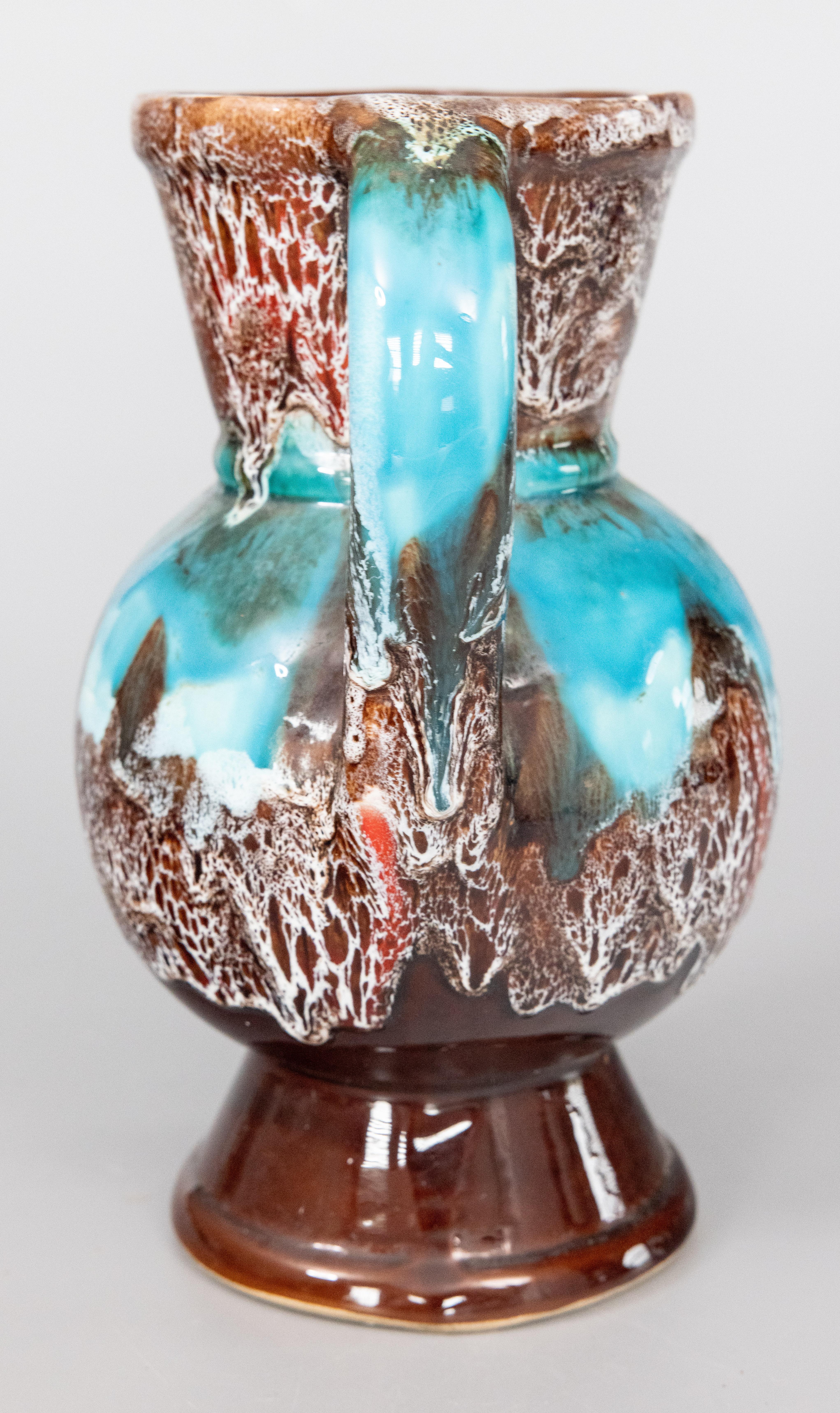 Grazioso vaso o urna in maiolica turchese d'epoca della metà del secolo scorso, proveniente da Vallauris, nel sud della Francia, circa 1950. Nessun marchio di fabbrica. Questo splendido vaso ha una forma elegante, con colori turchesi e marroni