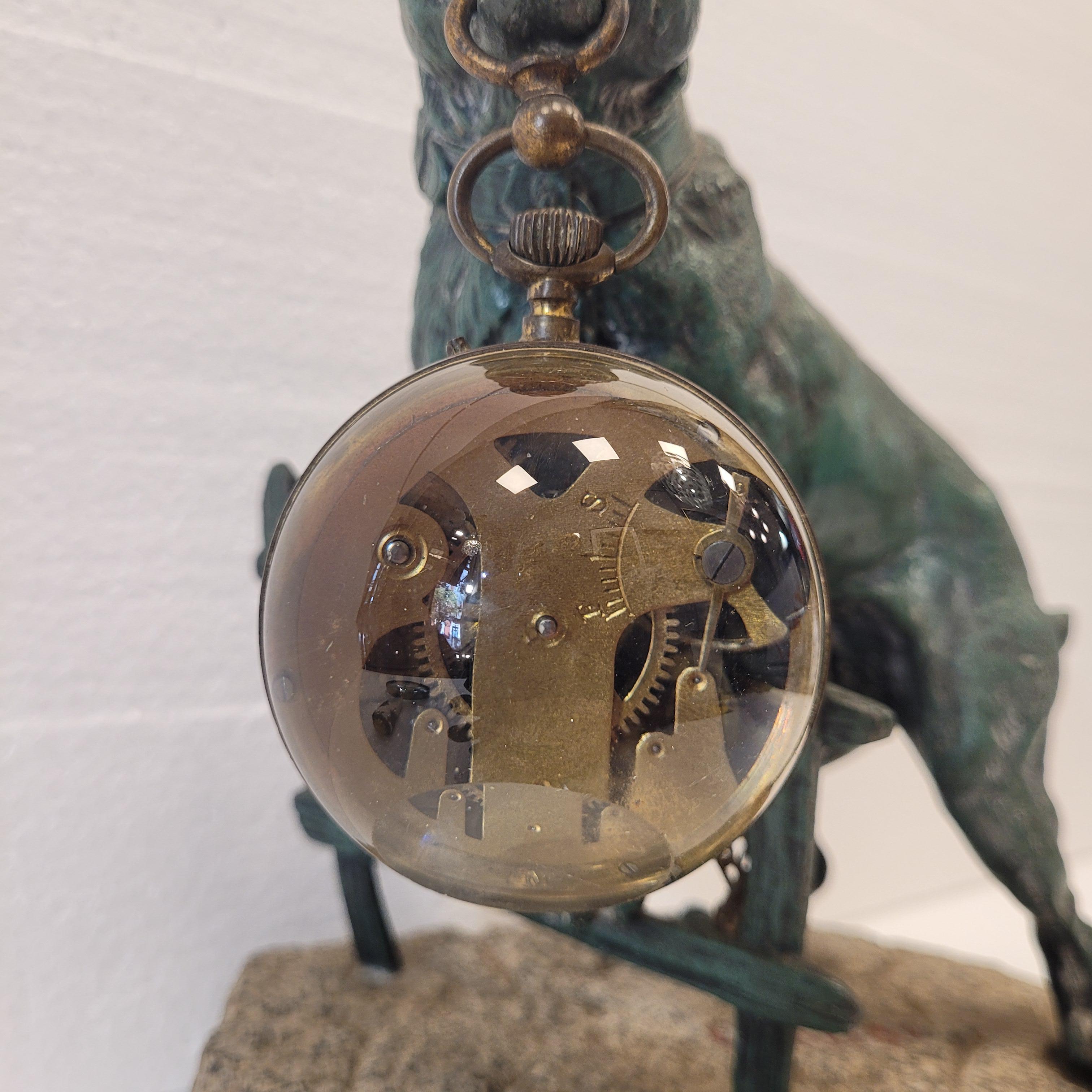 Scultura francese di Valton raffigurante un cane, un portaorologi, che indossa una catena di orologi 3