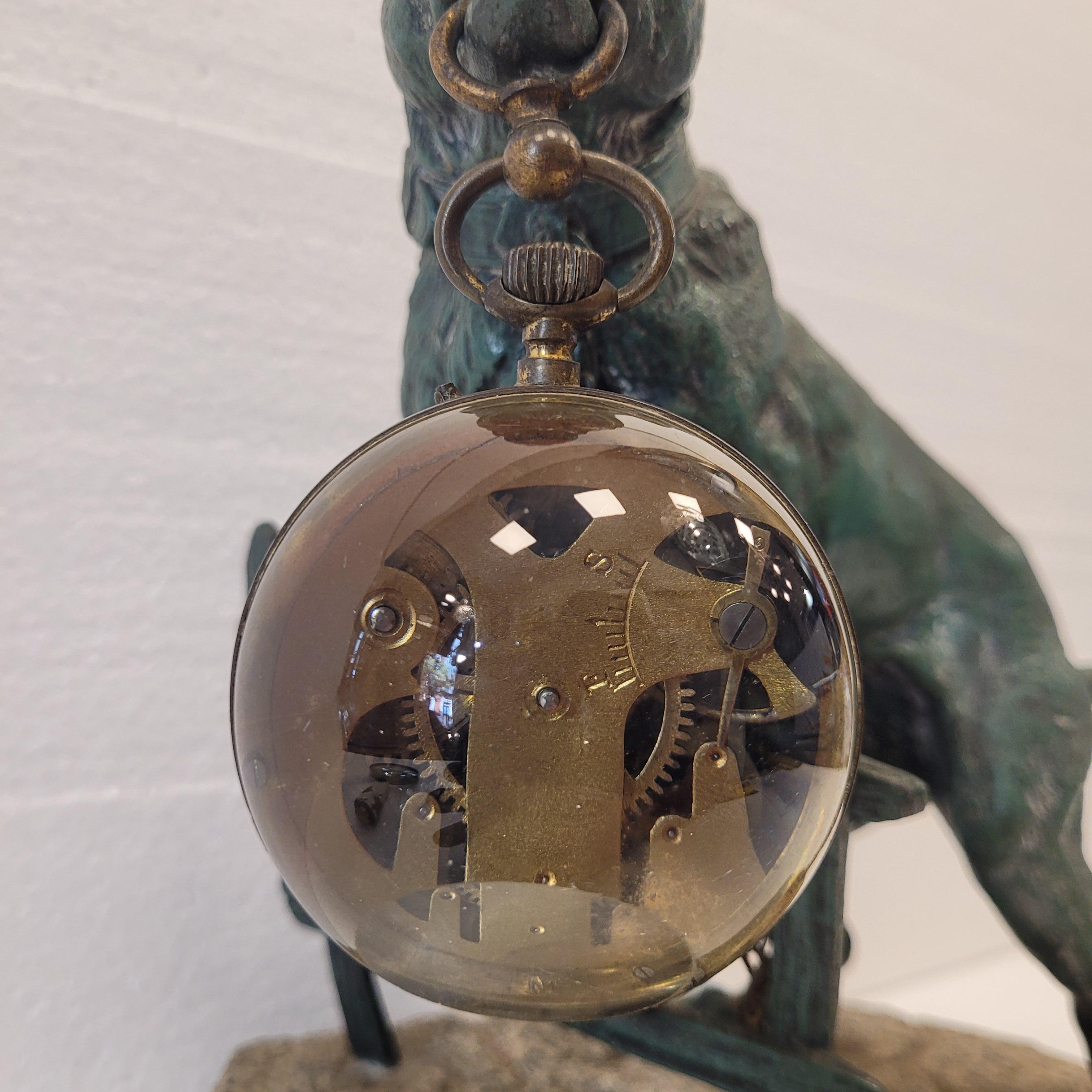 Scultura francese di Valton raffigurante un cane, un portaorologi, che indossa una catena di orologi 4
