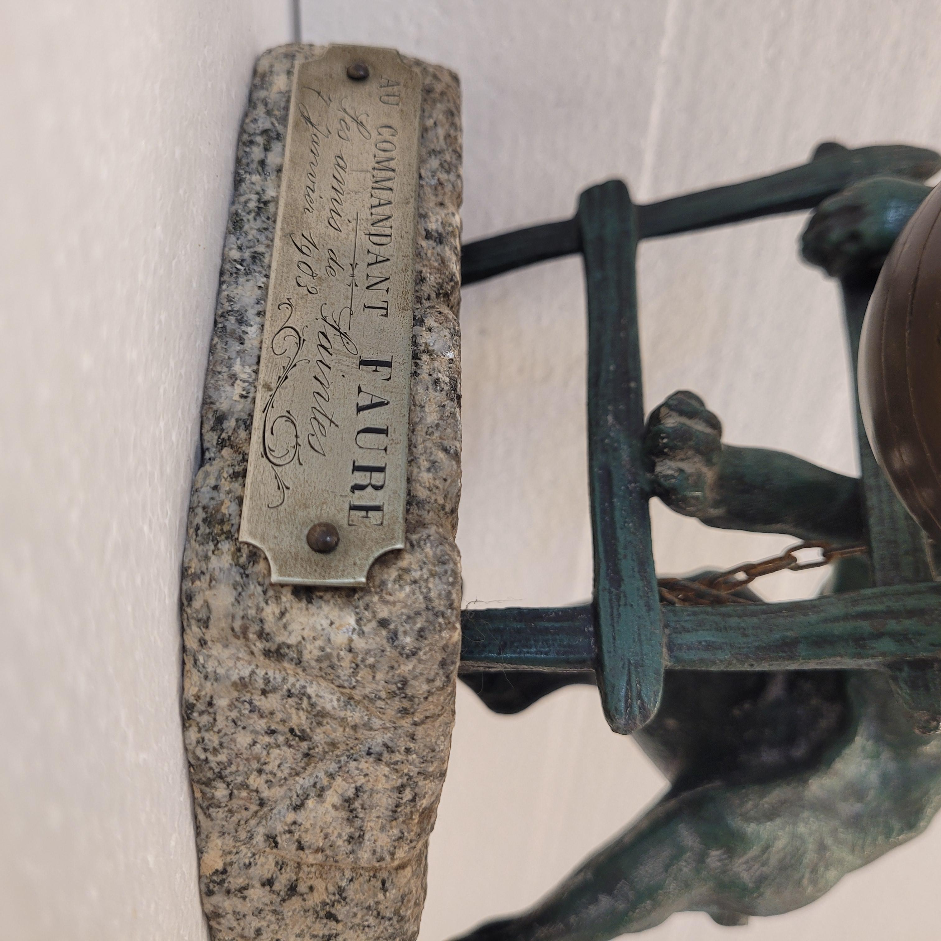 Scultura francese di Valton raffigurante un cane, un portaorologi, che indossa una catena di orologi 5