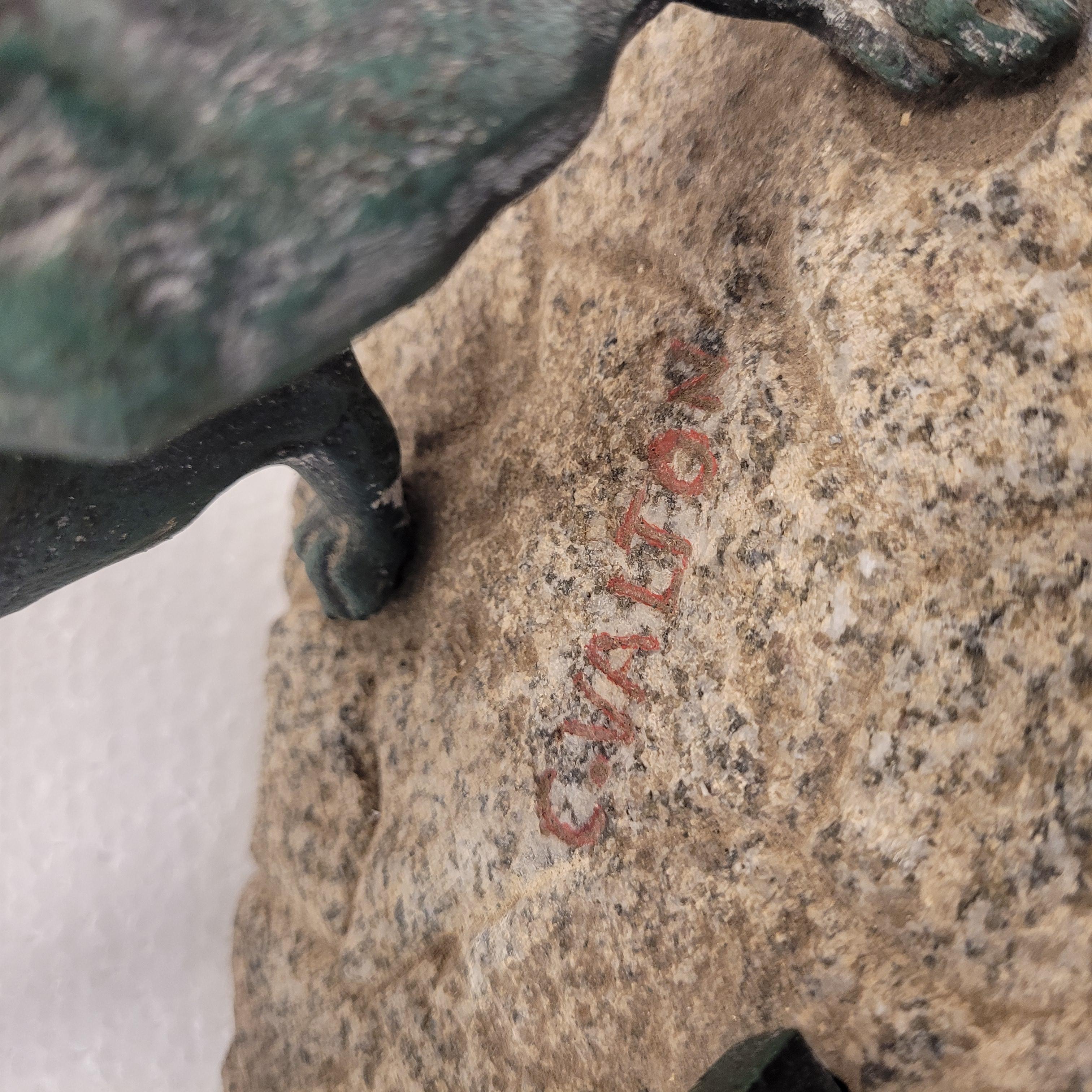 Scultura francese di Valton raffigurante un cane, un portaorologi, che indossa una catena di orologi 6