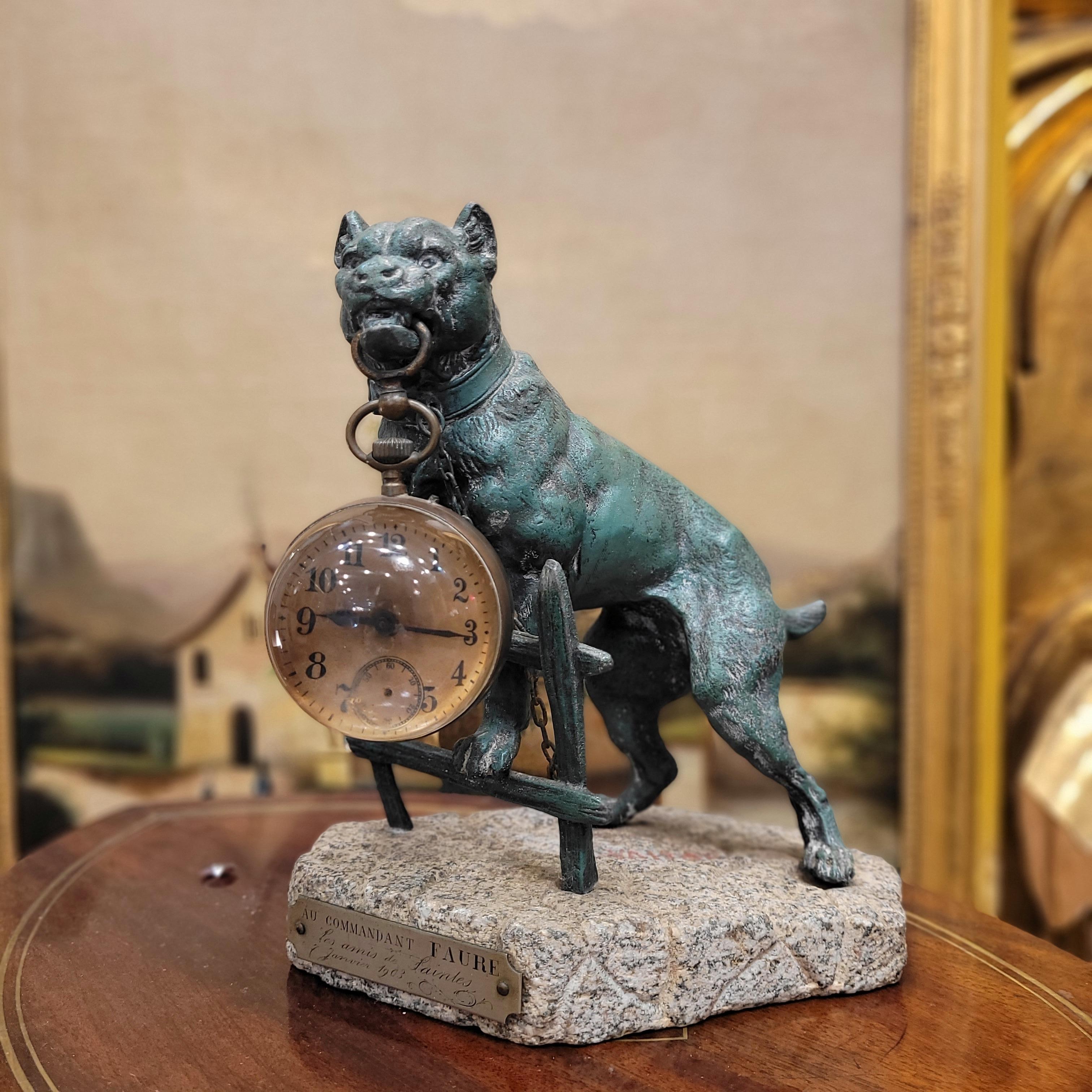 Scultura francese di Valton raffigurante un cane, un portaorologi, che indossa una catena di orologi 8