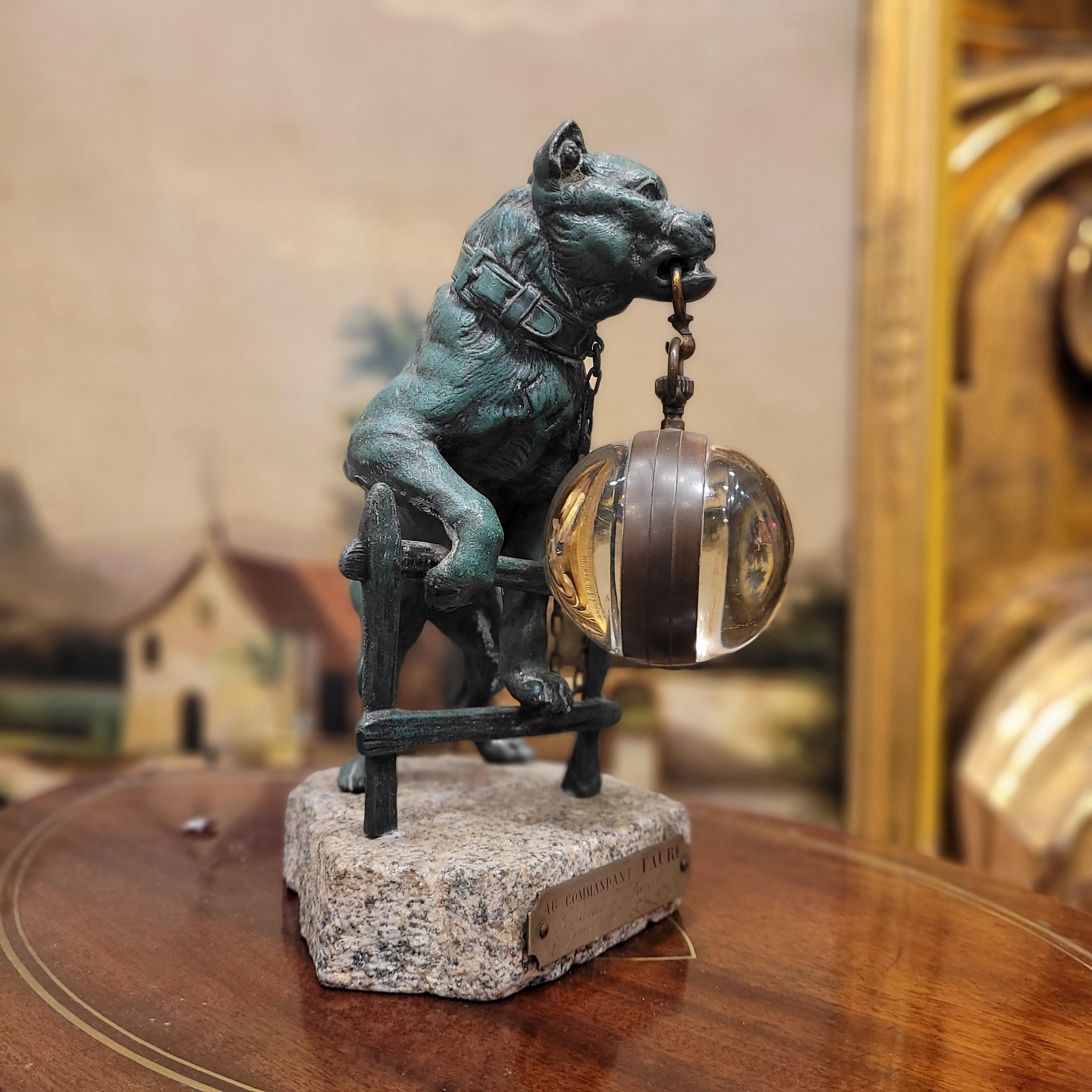 Scultura francese di Valton raffigurante un cane, un portaorologi, che indossa una catena di orologi 9