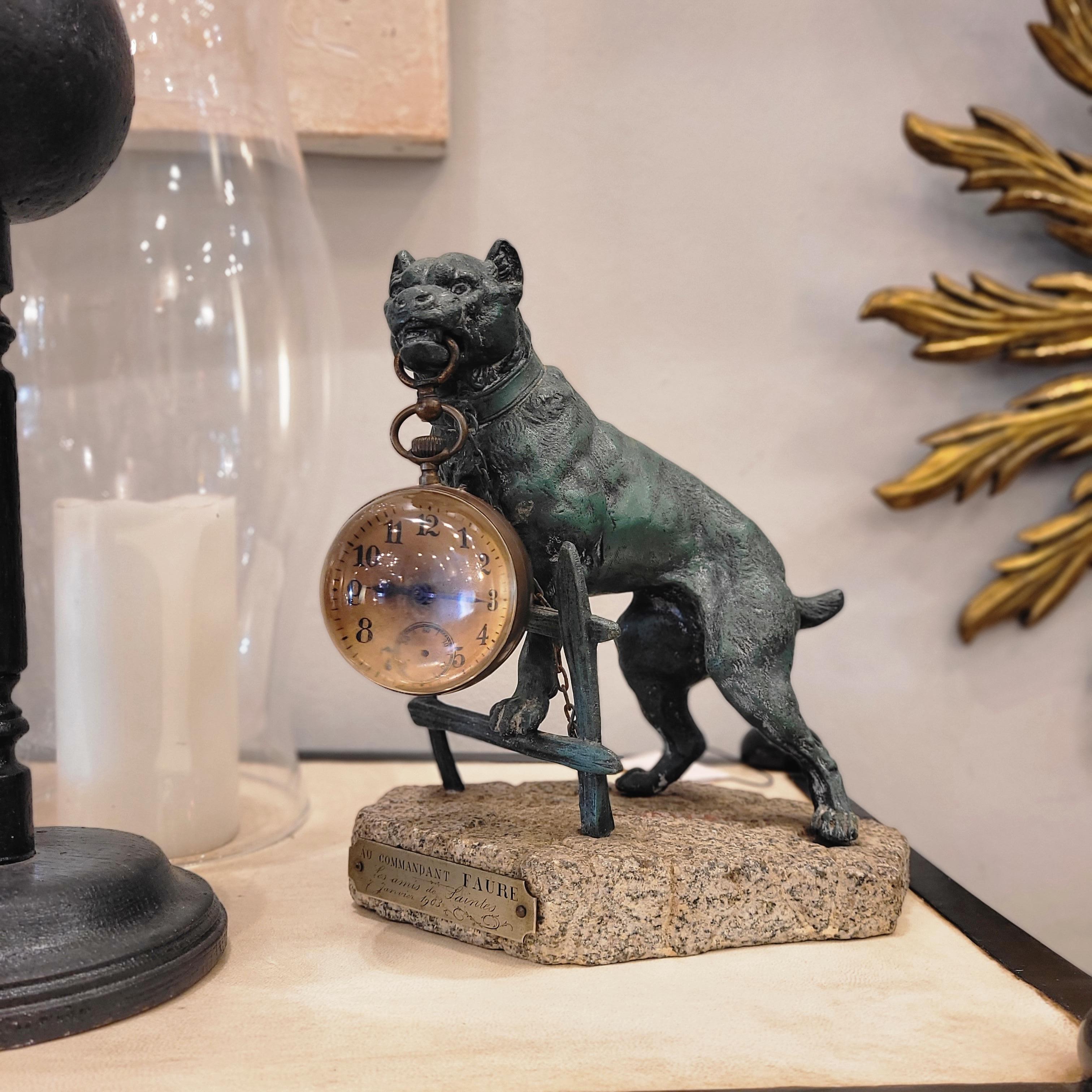 Scultura francese di Valton raffigurante un cane, un portaorologi, che indossa una catena di orologi 10