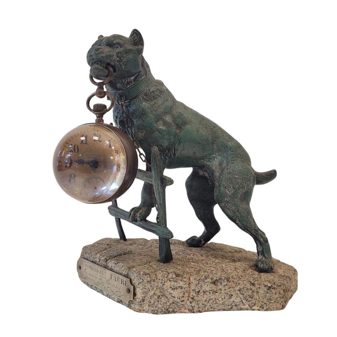 Scultura francese di Valton raffigurante un cane, un portaorologi, che indossa una catena di orologi 11