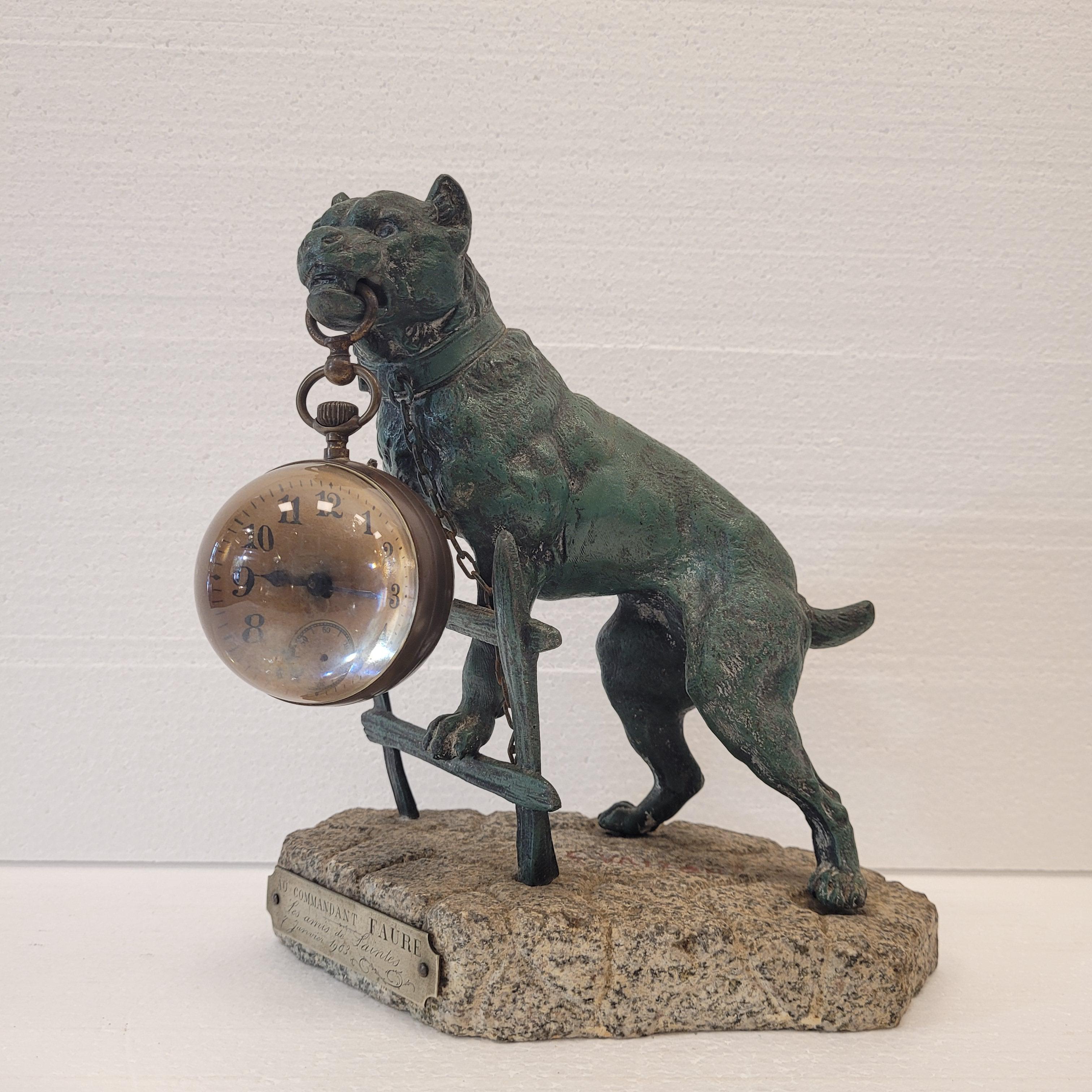 Bellissima scultura di un cane, portatore di orologio, che indossa una catena di orologi del XX secolo.
Si tratta di una scultura realizzata dallo scultore francese Charles Valton, firmata sulla pietra che funge da base della scultura.
L'opera fu