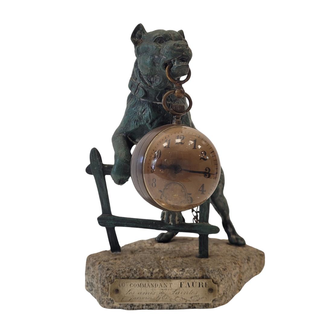 Scultura francese di Valton raffigurante un cane, un portaorologi, che indossa una catena di orologi 12