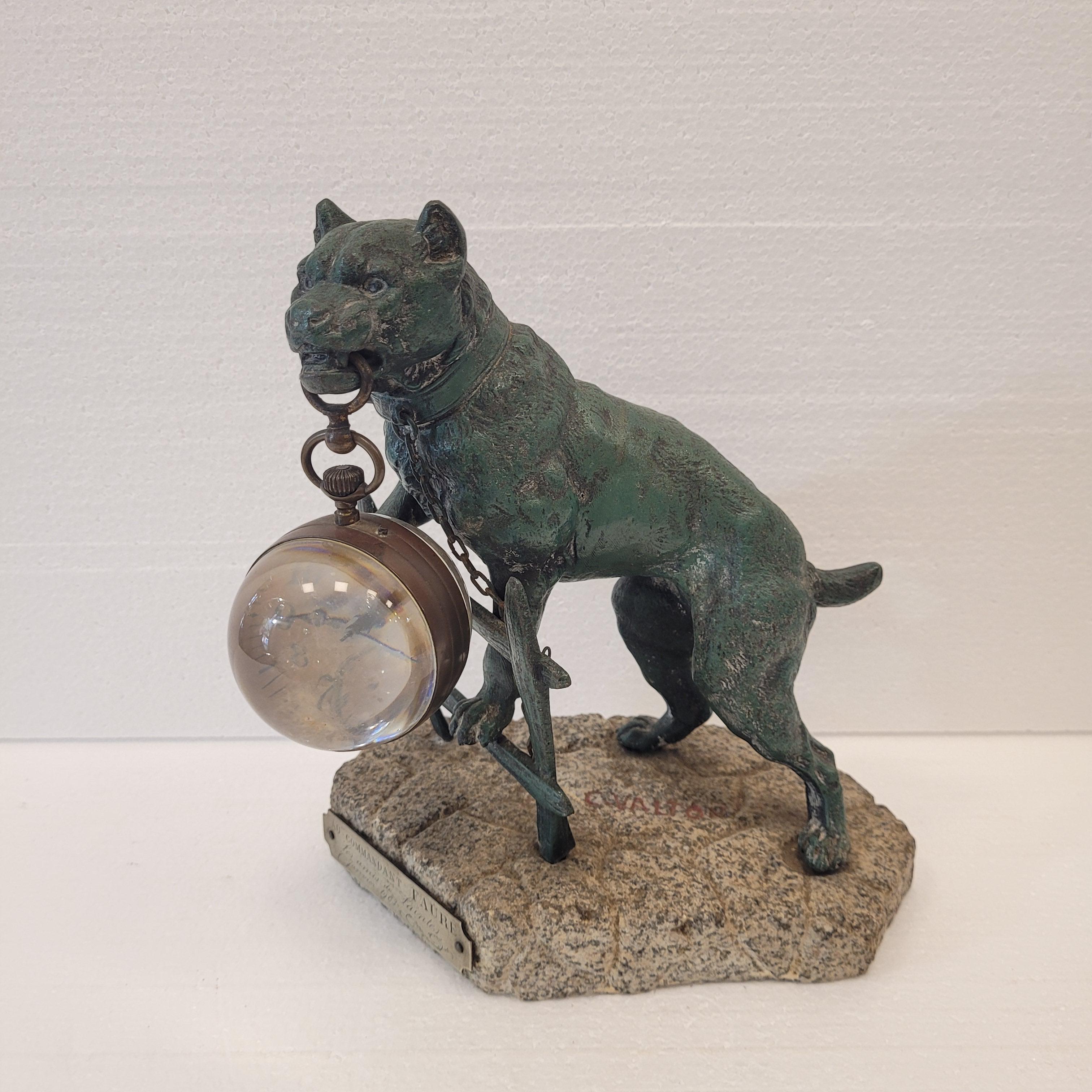 Art Nouveau Scultura francese di Valton raffigurante un cane, un portaorologi, che indossa una catena di orologi