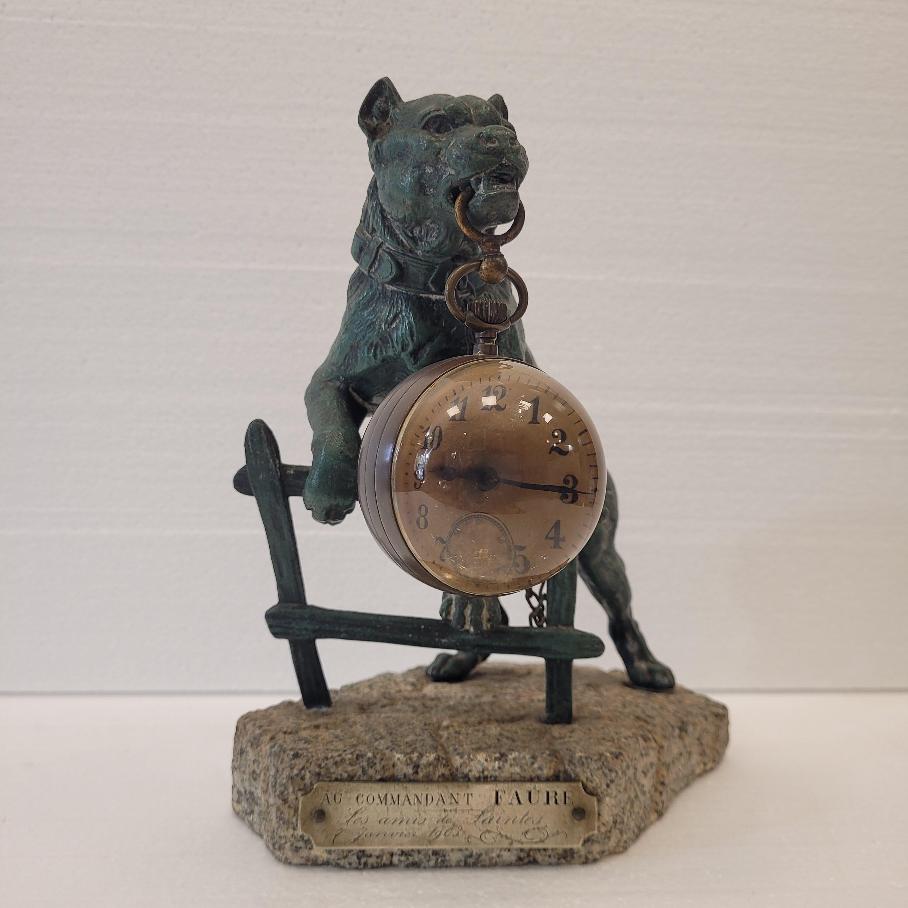 Francese Scultura francese di Valton raffigurante un cane, un portaorologi, che indossa una catena di orologi