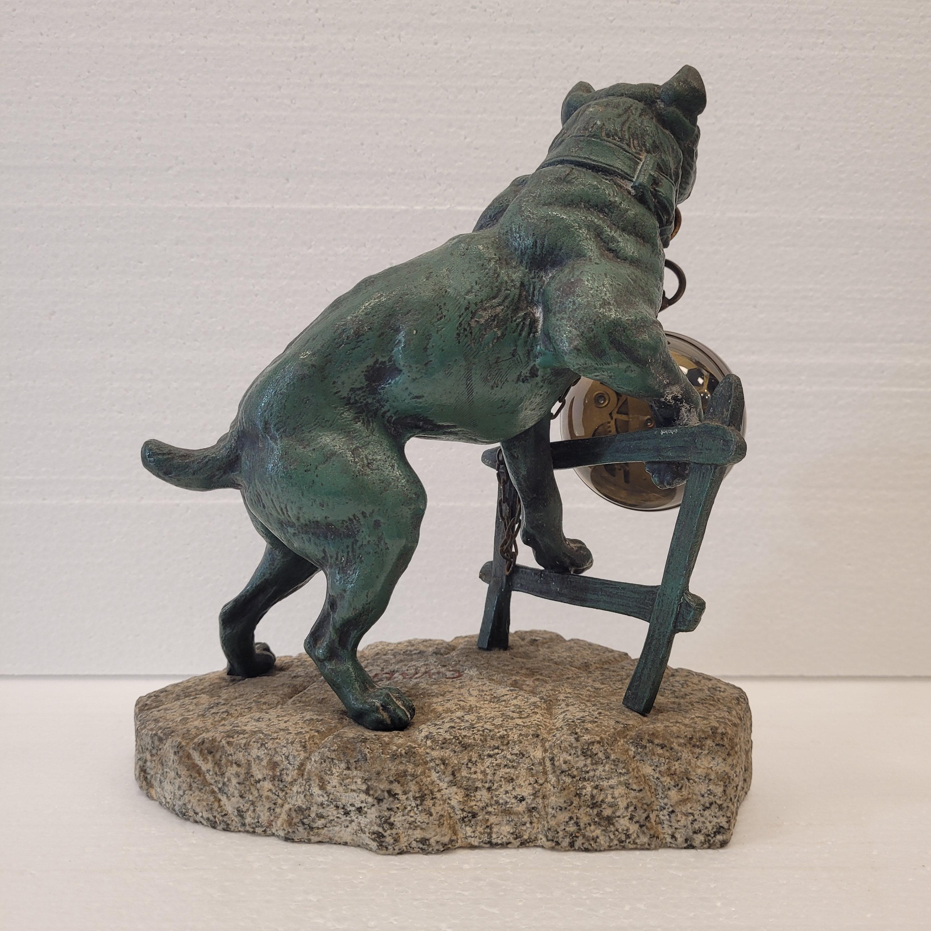 Fatto a mano Scultura francese di Valton raffigurante un cane, un portaorologi, che indossa una catena di orologi