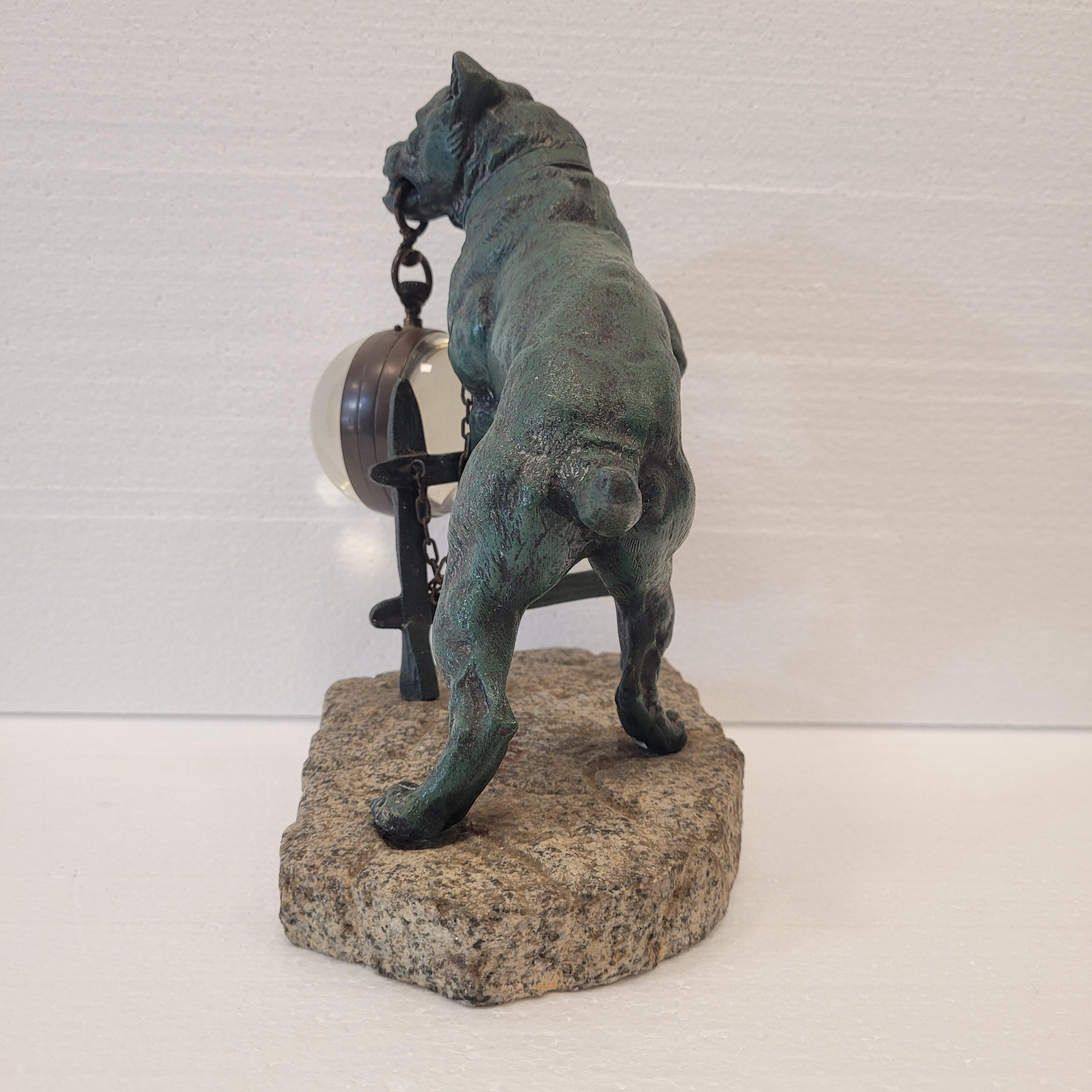 Scultura francese di Valton raffigurante un cane, un portaorologi, che indossa una catena di orologi In condizioni buone a Valladolid, ES