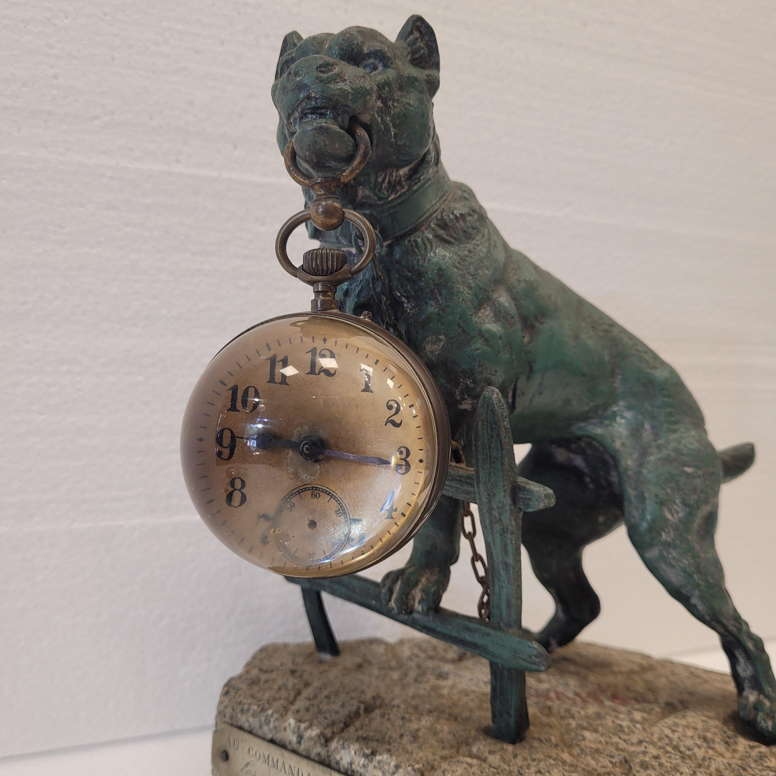 Inizio XX secolo Scultura francese di Valton raffigurante un cane, un portaorologi, che indossa una catena di orologi