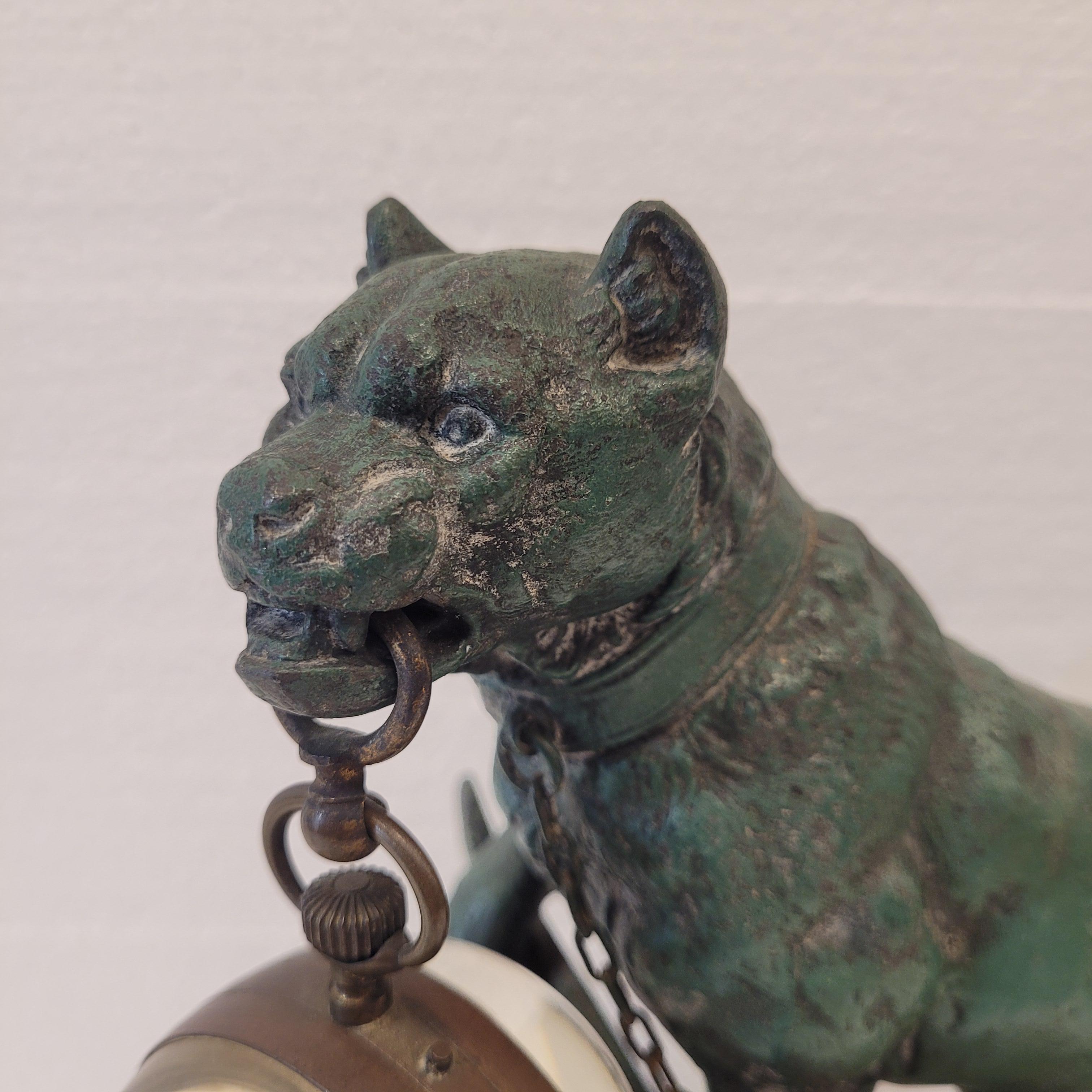 Ottone Scultura francese di Valton raffigurante un cane, un portaorologi, che indossa una catena di orologi