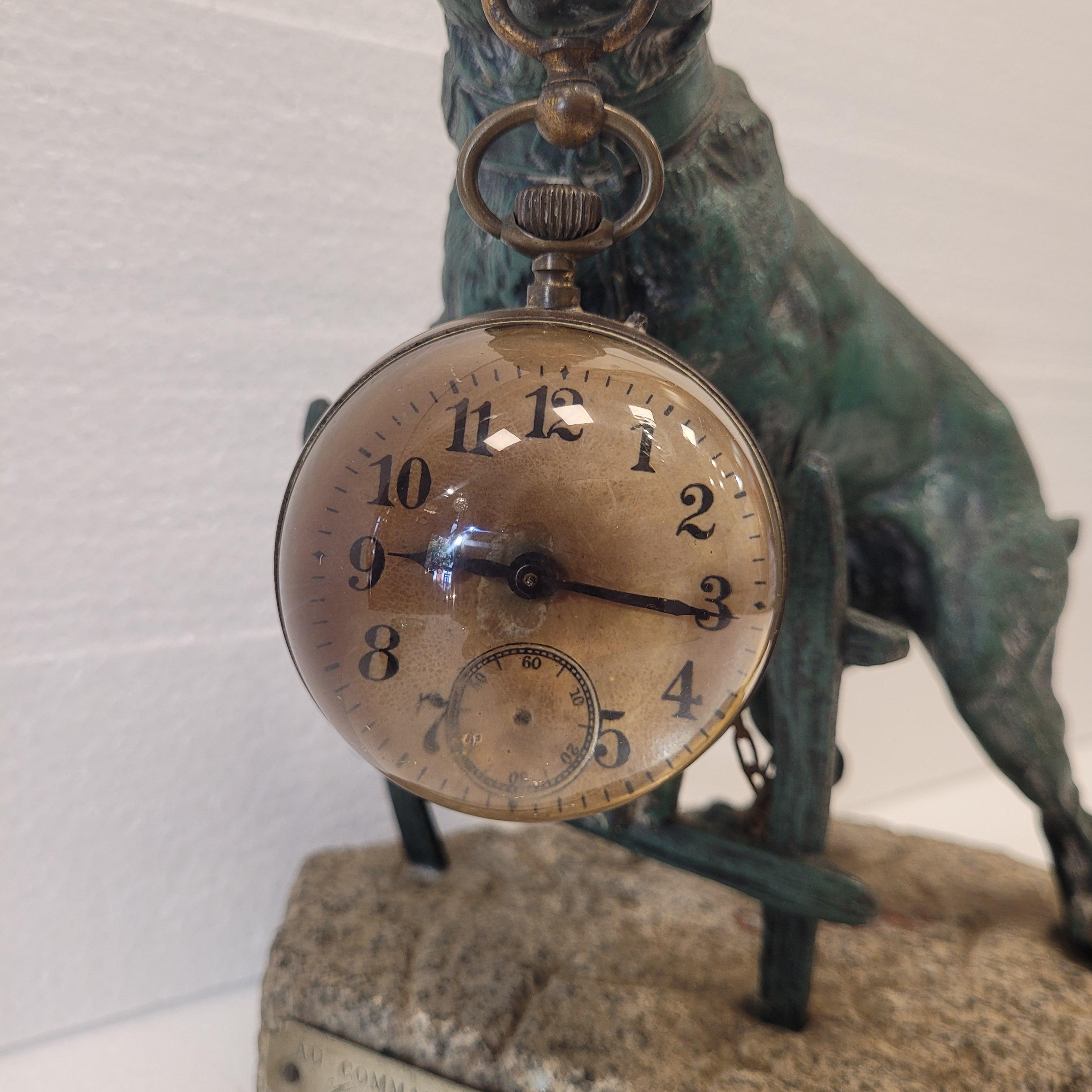 Scultura francese di Valton raffigurante un cane, un portaorologi, che indossa una catena di orologi 1