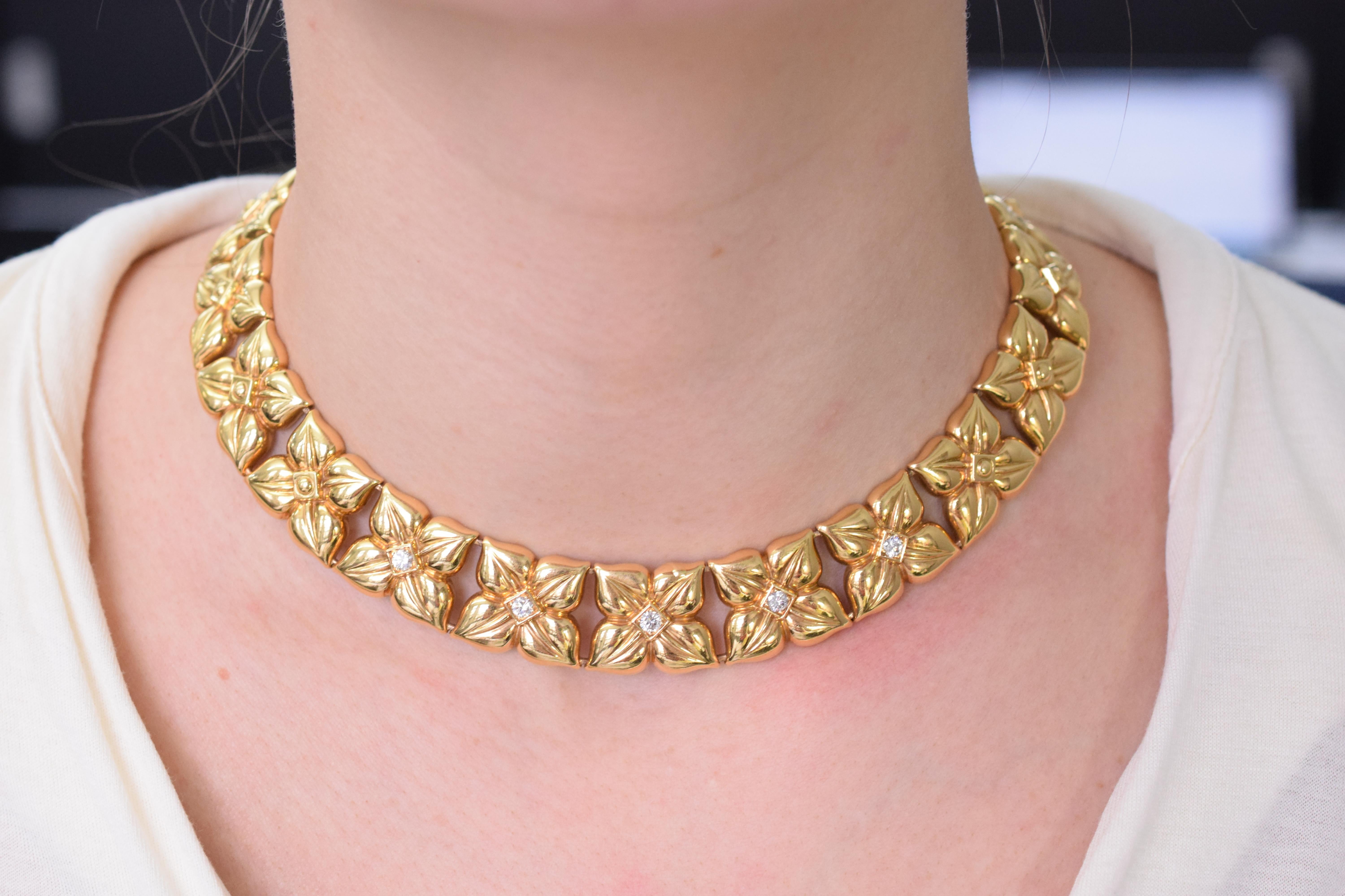 Französisch,  Van Cleef & Arpels Diamant- und Goldkette mit floralen Gliedern und passenden Ohrclips. 
Halskette hat  5 Diamanten in Brillantform (Länge der Halskette: 17 Zoll)
Ohrringe haben  2 Diamanten in Brillantform
Das Gesamtgewicht der