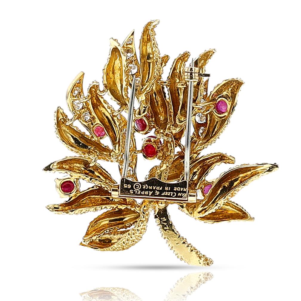 French Van Cleef & Arpels Péry et Fils Gold, Diamond & Ruby Cabochon Brooch 18k In Excellent Condition In New York, NY