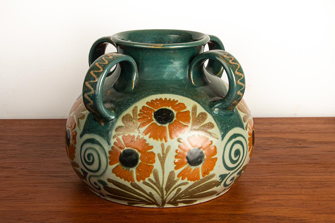 Splendida ceramica francese Art Nouveau con motivi floreali.
Léon Léon (1871-1942) era un artista alsaziano della ceramica originario di Soufflenheim. Formatosi in Germania e in Francia, ha sviluppato una tecnica originale di gres fiammato e