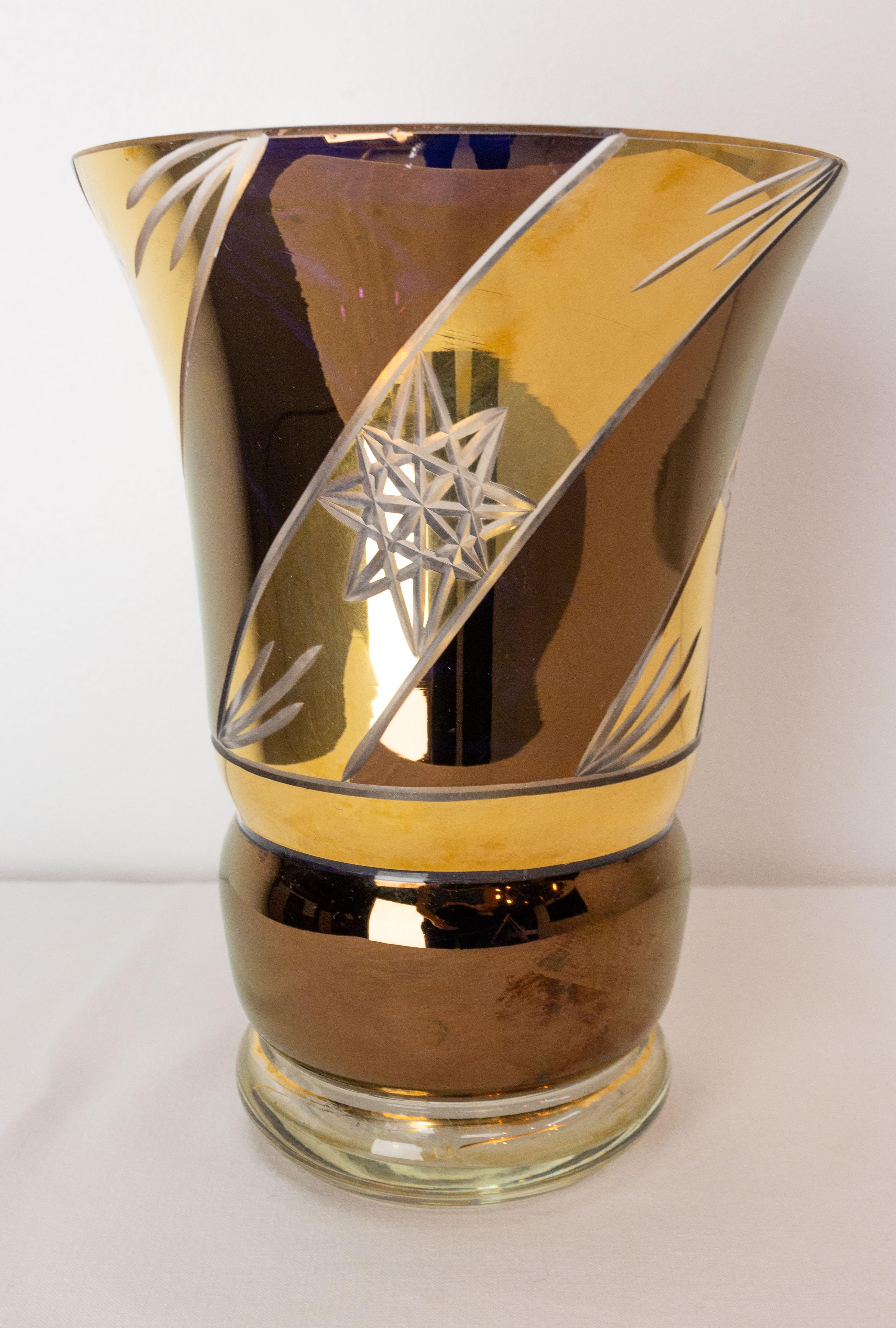Vintage vase typical of the sixties.
Bronzed and gilded glass with engraved stars.
French circa 1960
Good vintage condition, with usual signs of use and a discolored little part (please see photos).

Shipping:
Diam 15 H 20.5 cm 0.7 kg.