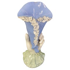 Französische Vase, Füllhörner aus lila und weißem Porzellan, Art nouveau, Frankreich XX. 1900