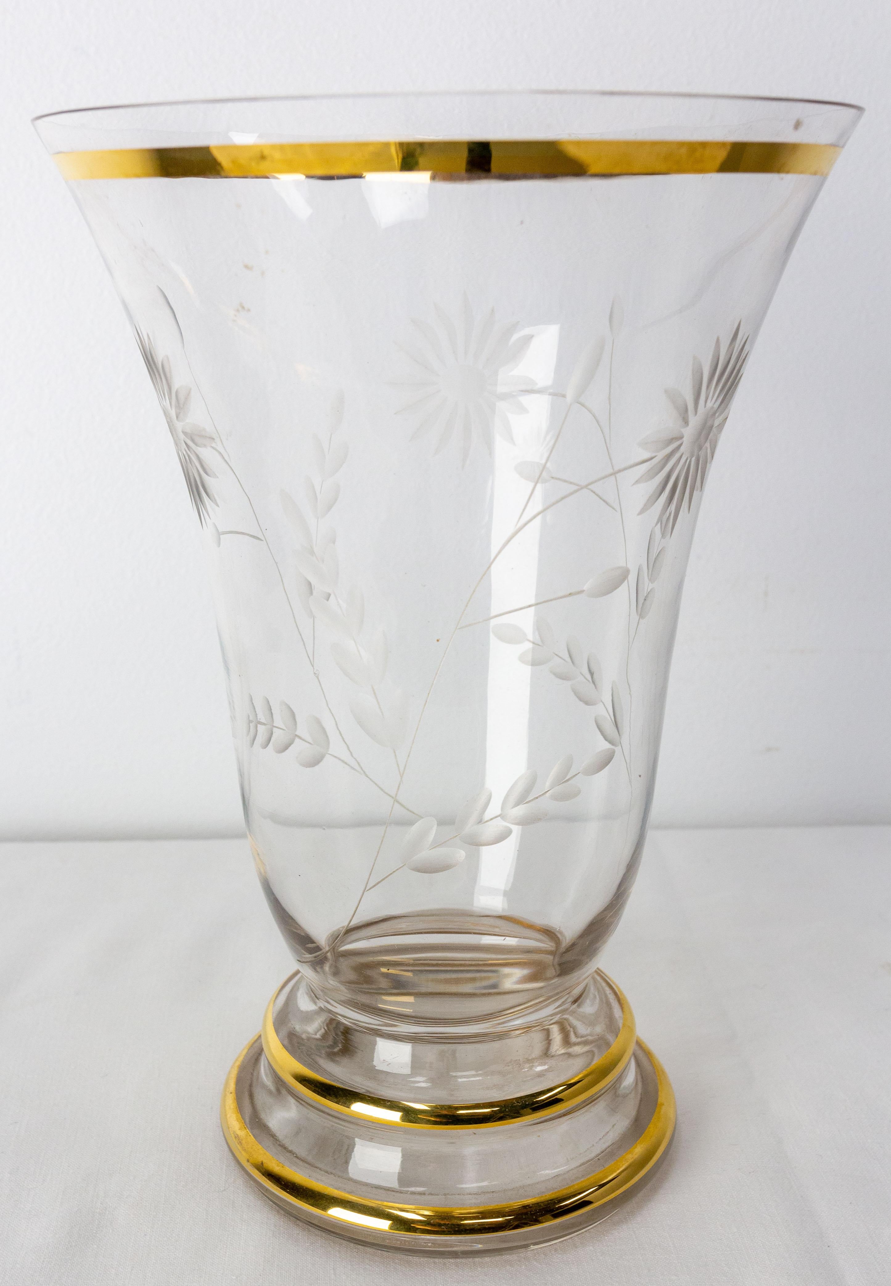 Vase vintage typique des années soixante.
Verre doré avec fleurs de marguerite gravées.
Français vers 1960
Très bon état.

Expédition :
Diam 16 H 23,5 cm 0,6 kg.