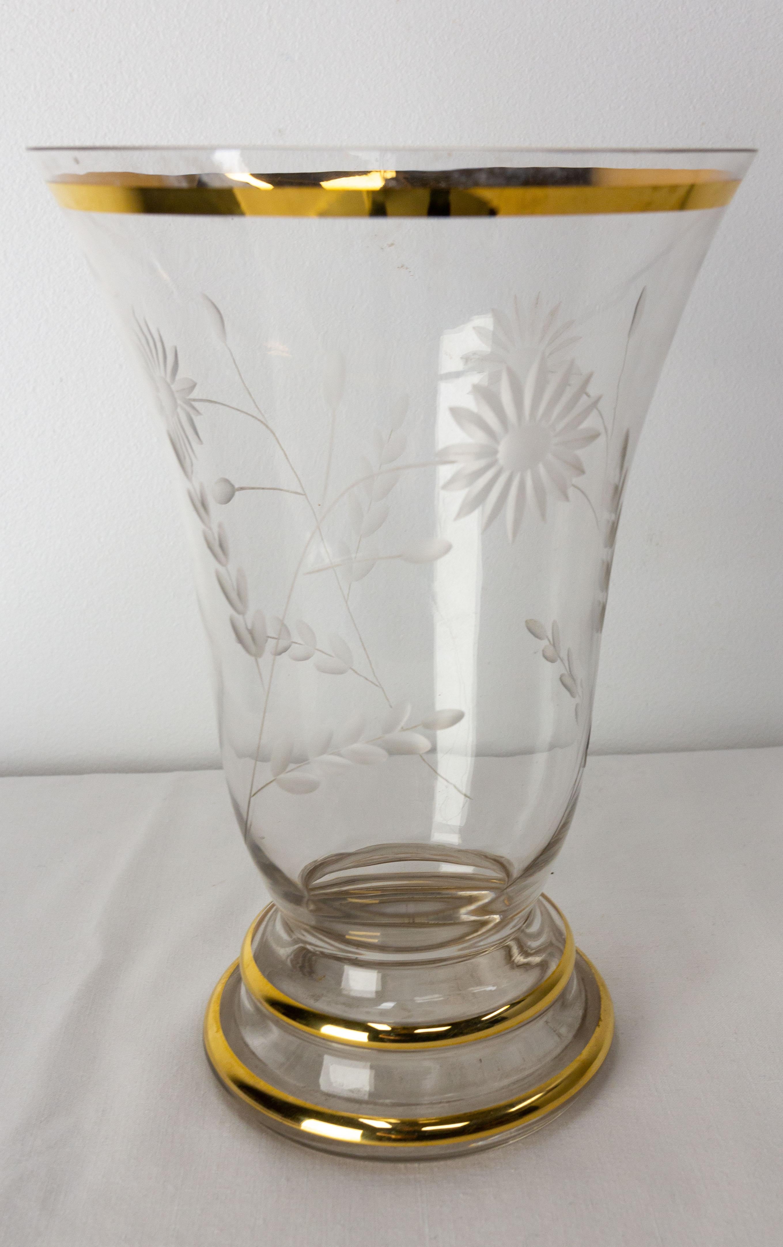 Français Vase français en verre à col et base dorés, fleurs gravées, vers 1960 en vente