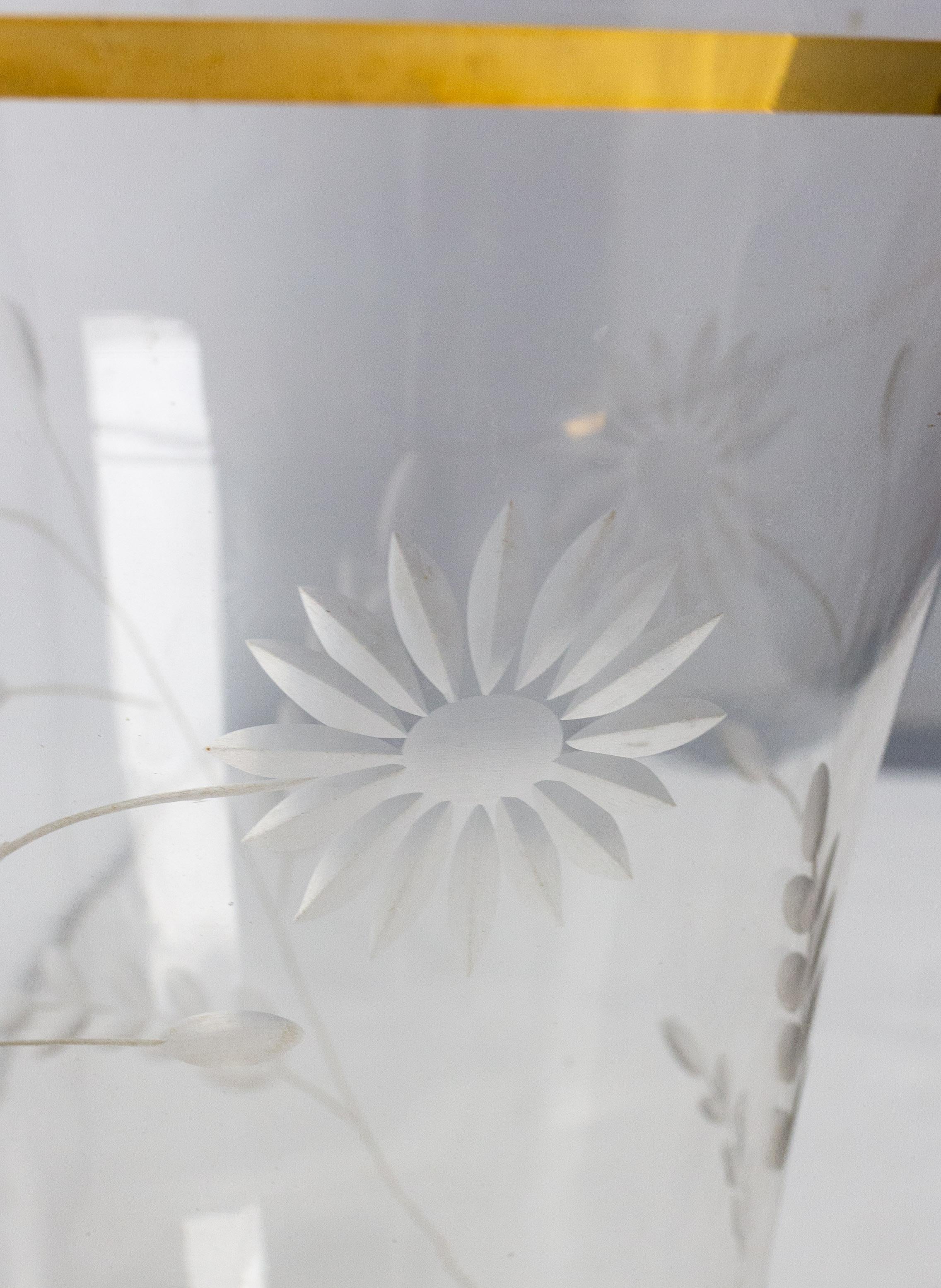 20ième siècle Vase français en verre à col et base dorés, fleurs gravées, vers 1960 en vente